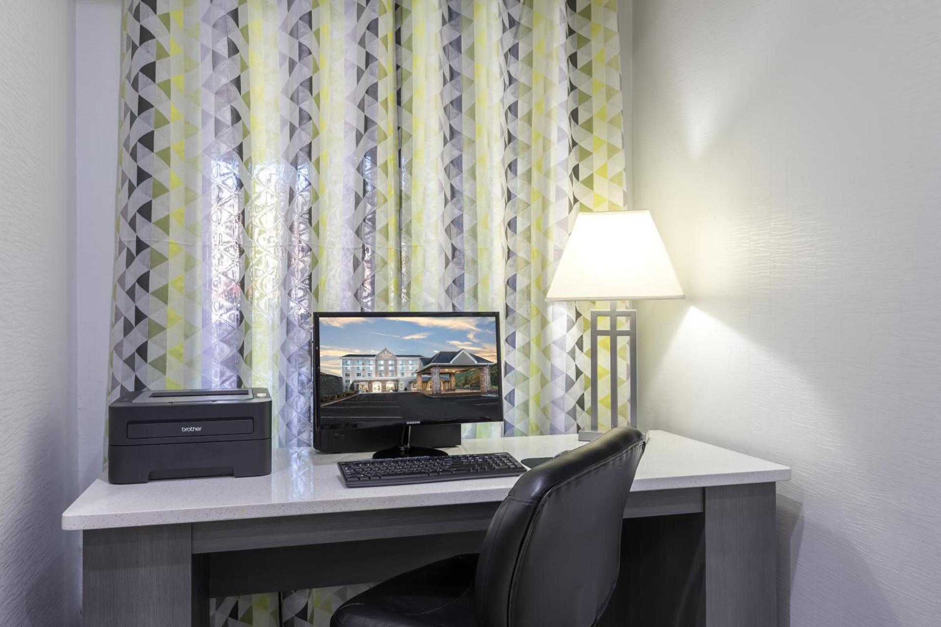 La Quinta Inn & Suites by Wyndham Downtown Asheville photo 69