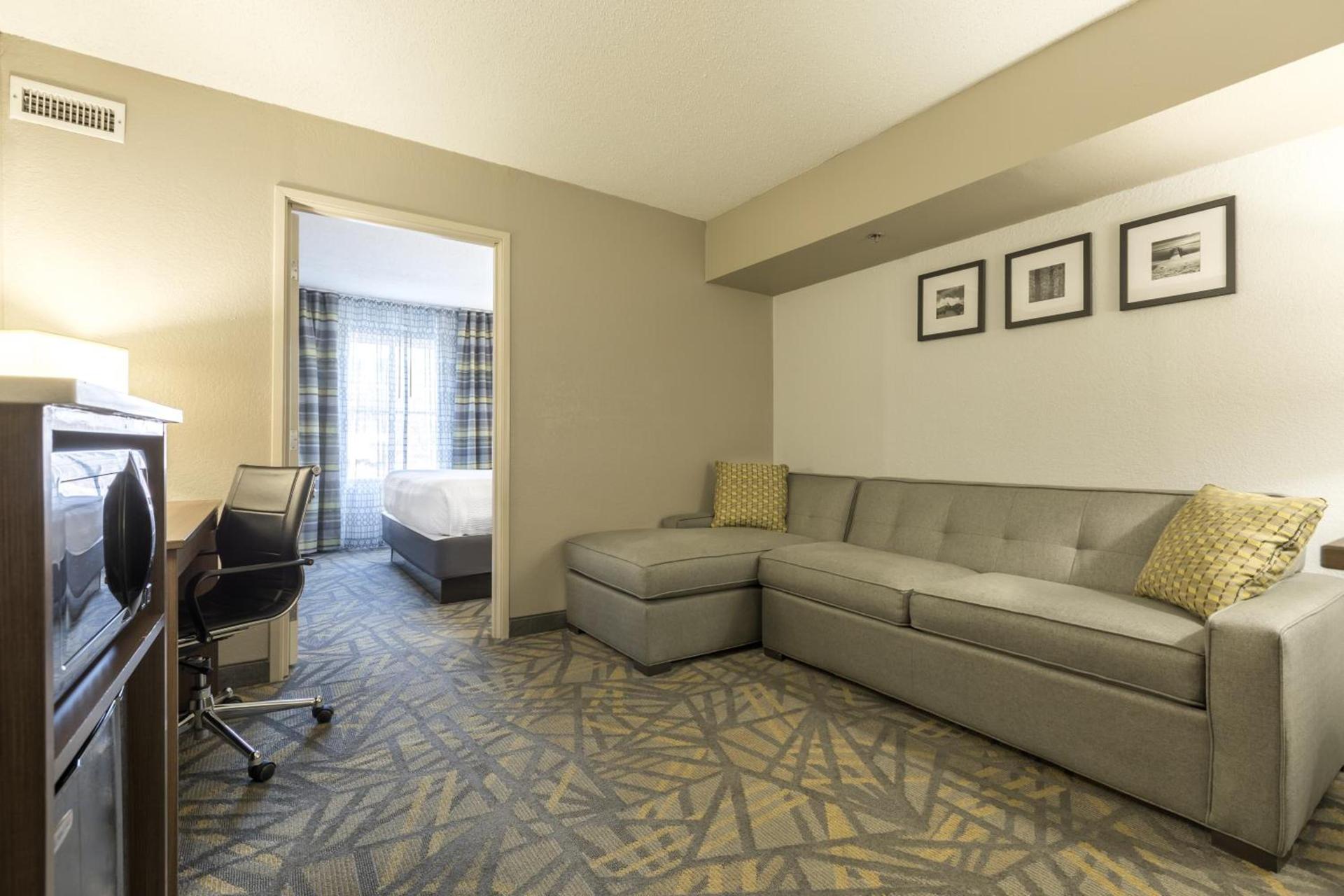 La Quinta Inn & Suites by Wyndham Downtown Asheville photo 70