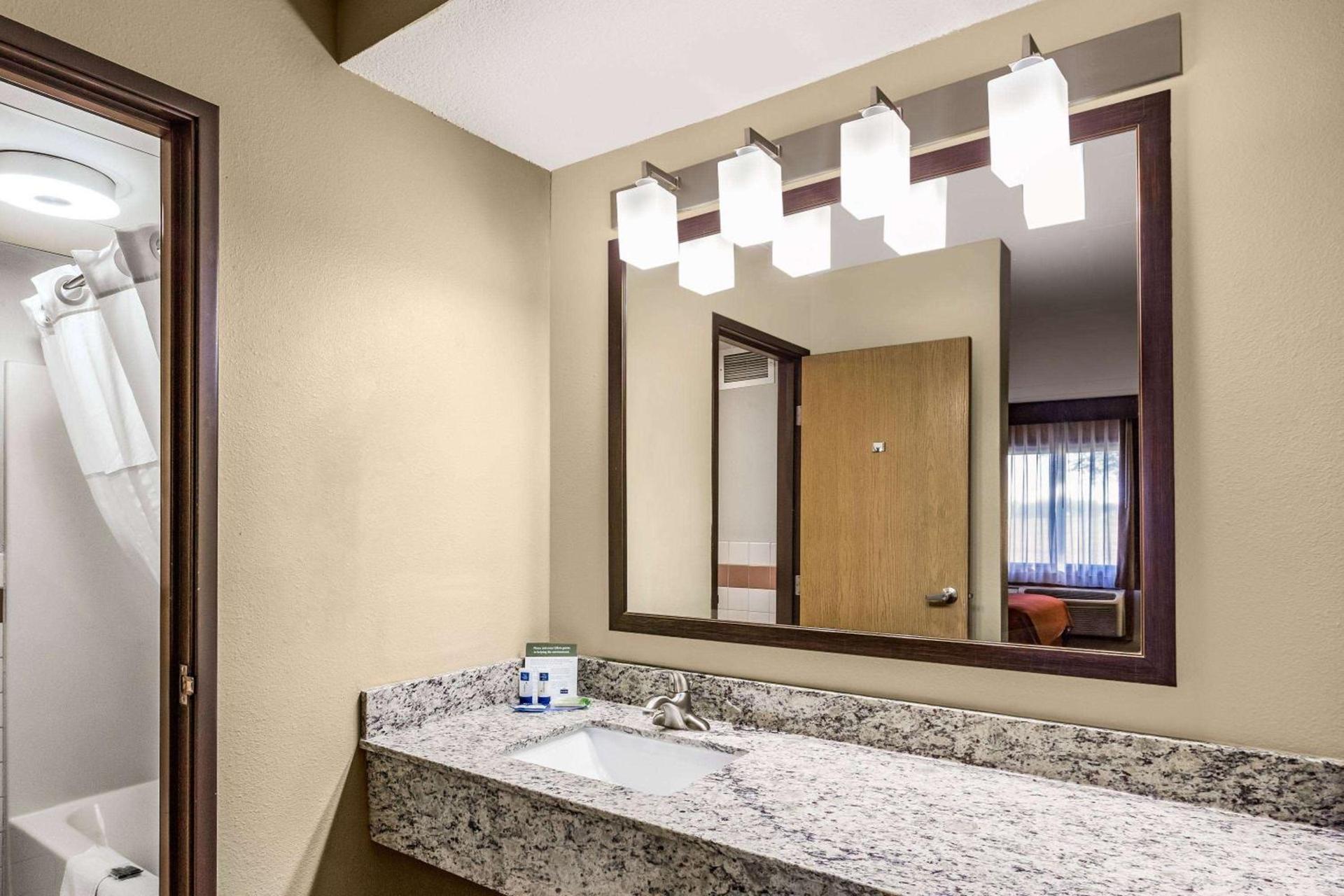 AmericInn by Wyndham Blue Earth photo 46