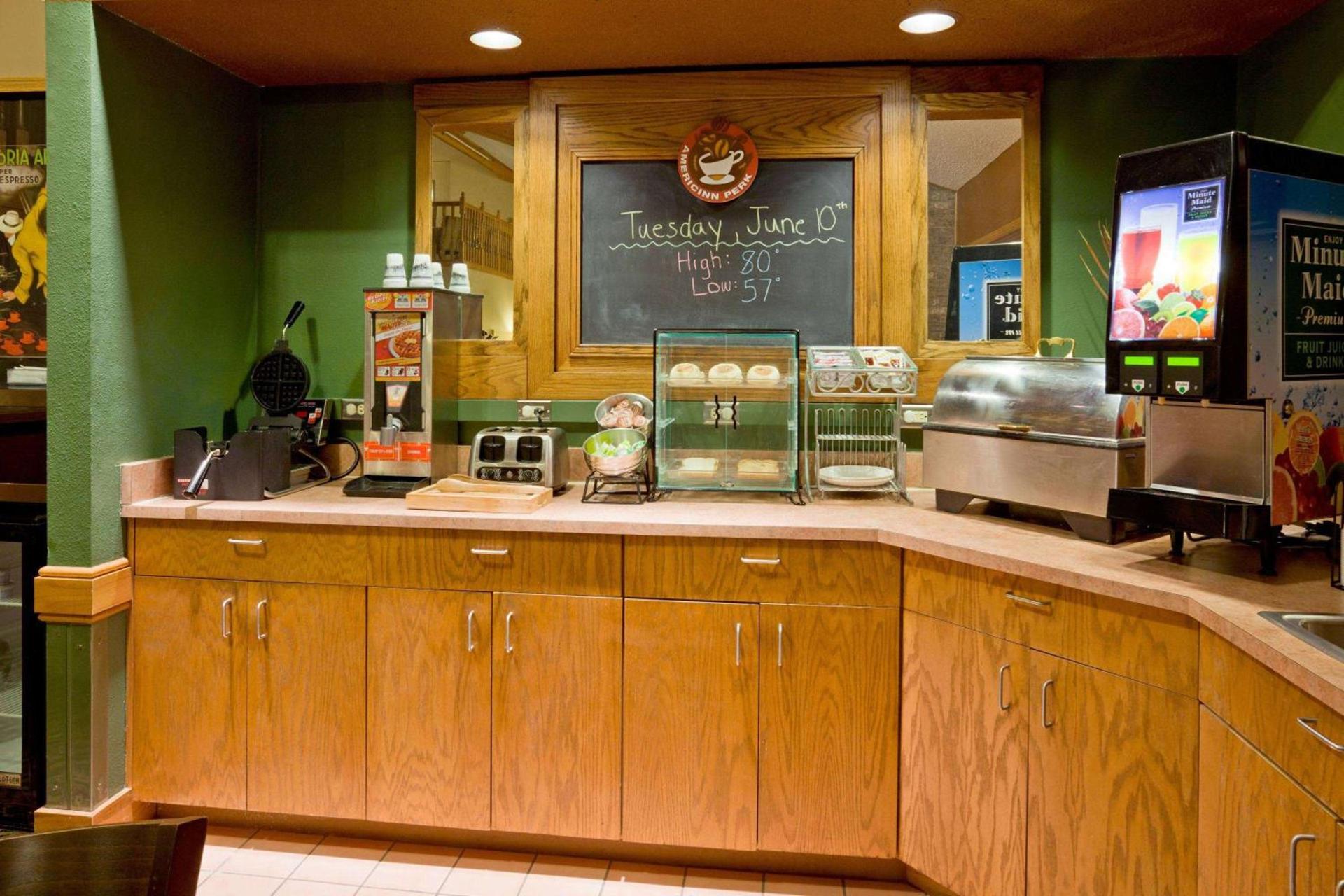 AmericInn by Wyndham Blue Earth photo 45