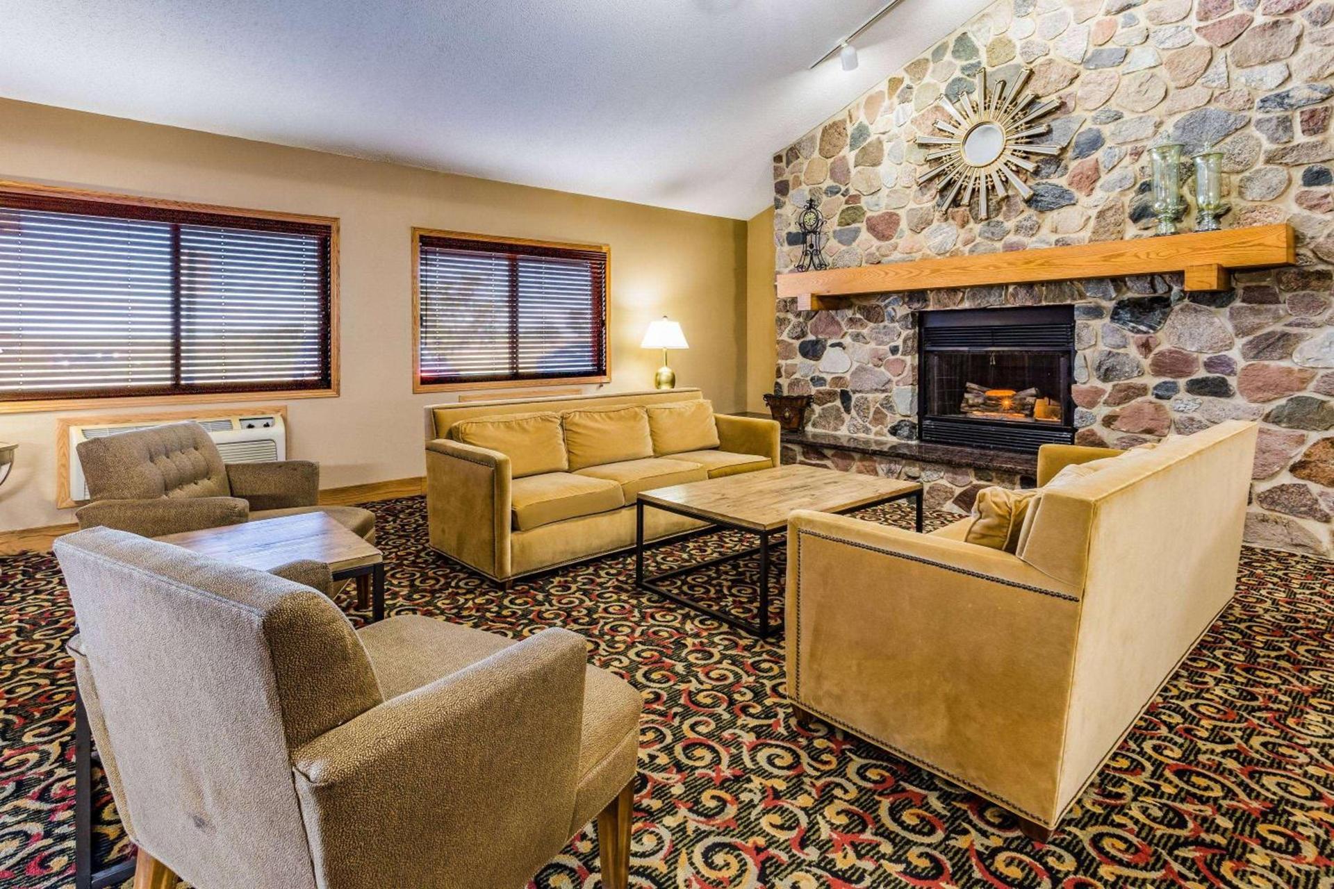AmericInn by Wyndham Blue Earth photo 43