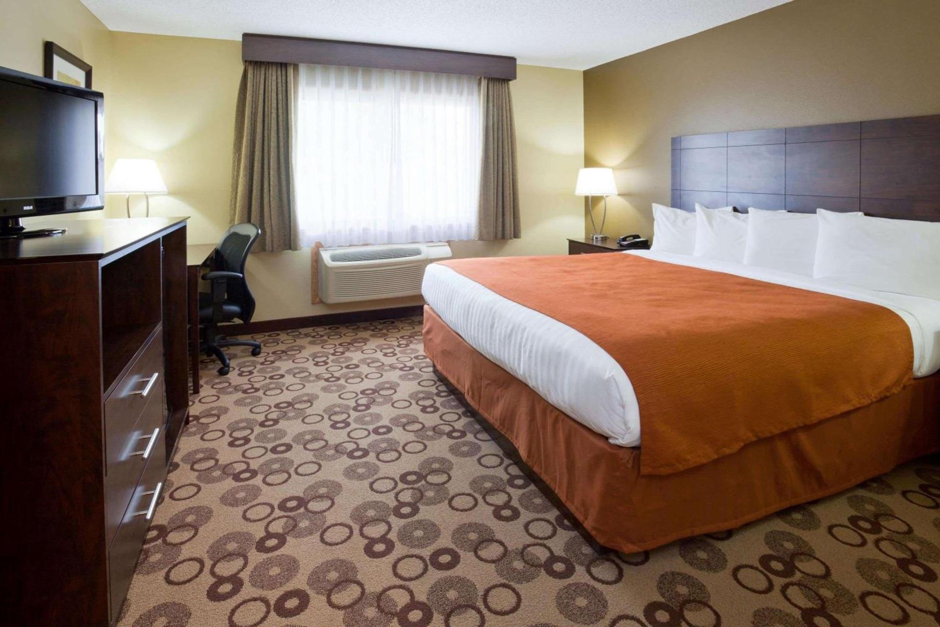 AmericInn by Wyndham Blue Earth photo 40