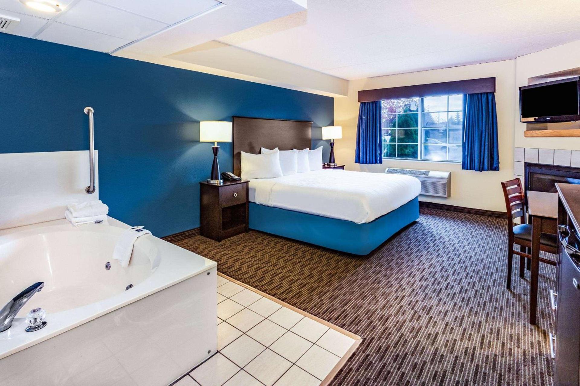 AmericInn by Wyndham Hotel and Suites Long Lake photo 19