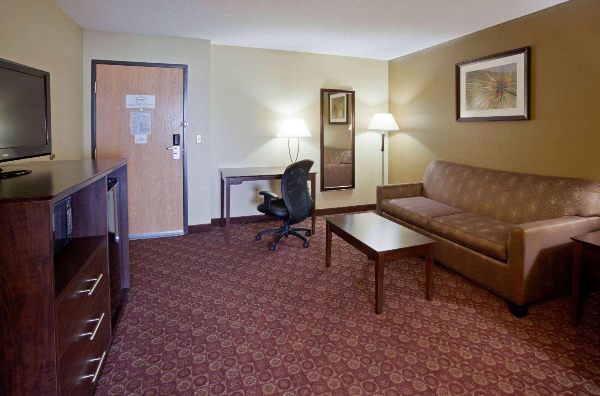 AmericInn by Wyndham Blue Earth photo 36