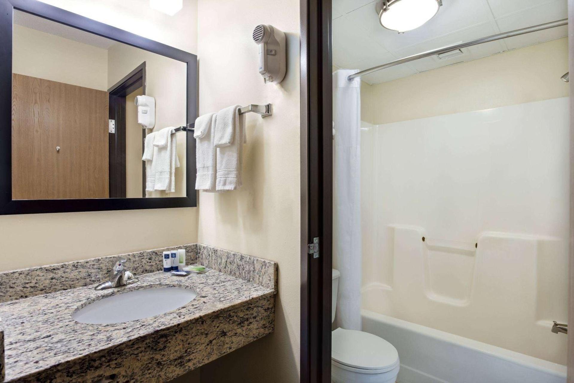 AmericInn by Wyndham Tomah photo 14