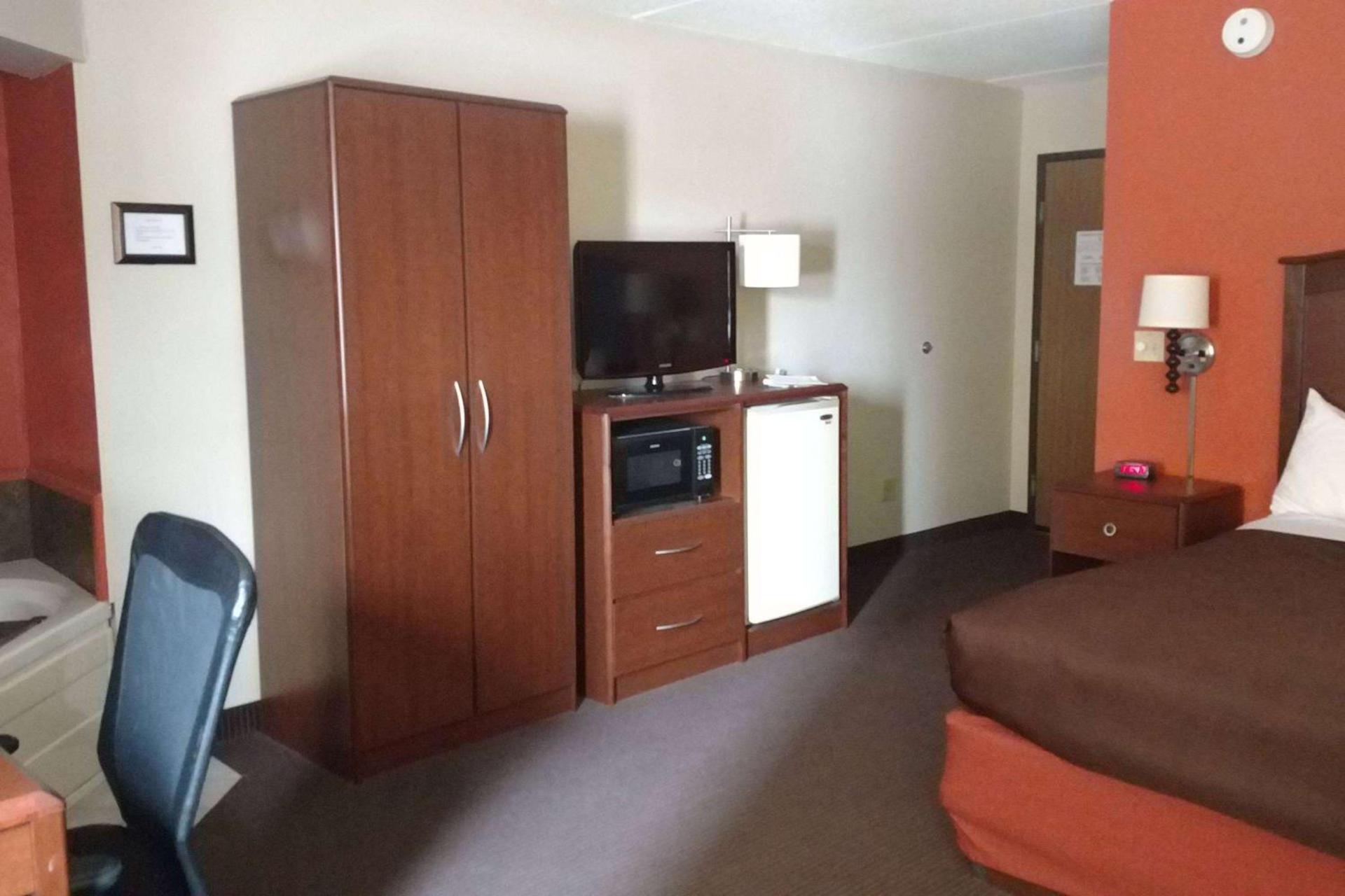 AmericInn by Wyndham Iron River photo 55