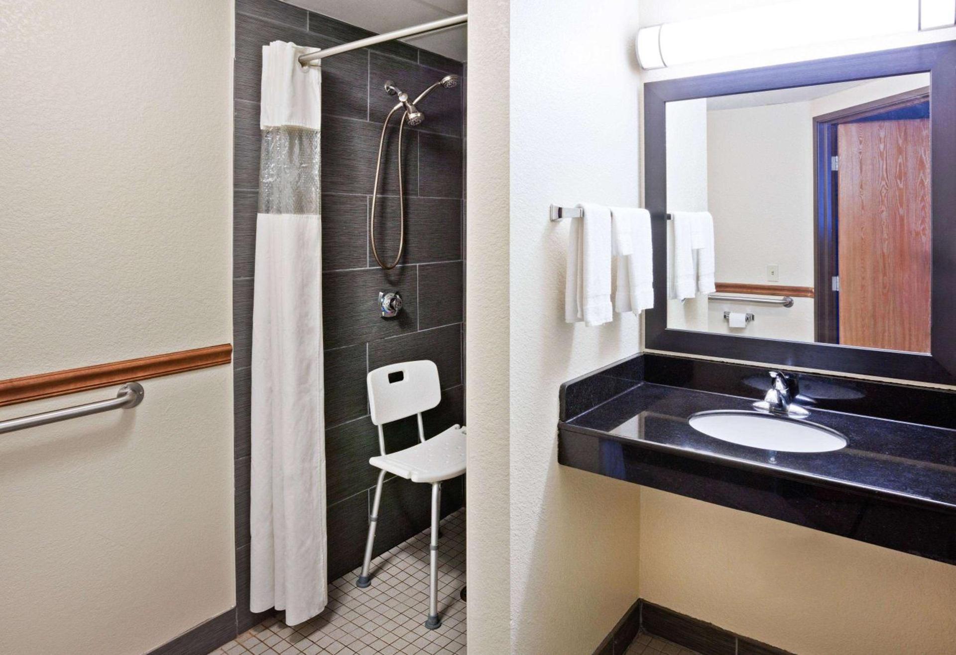 AmericInn by Wyndham Plover Stevens Point photo 12