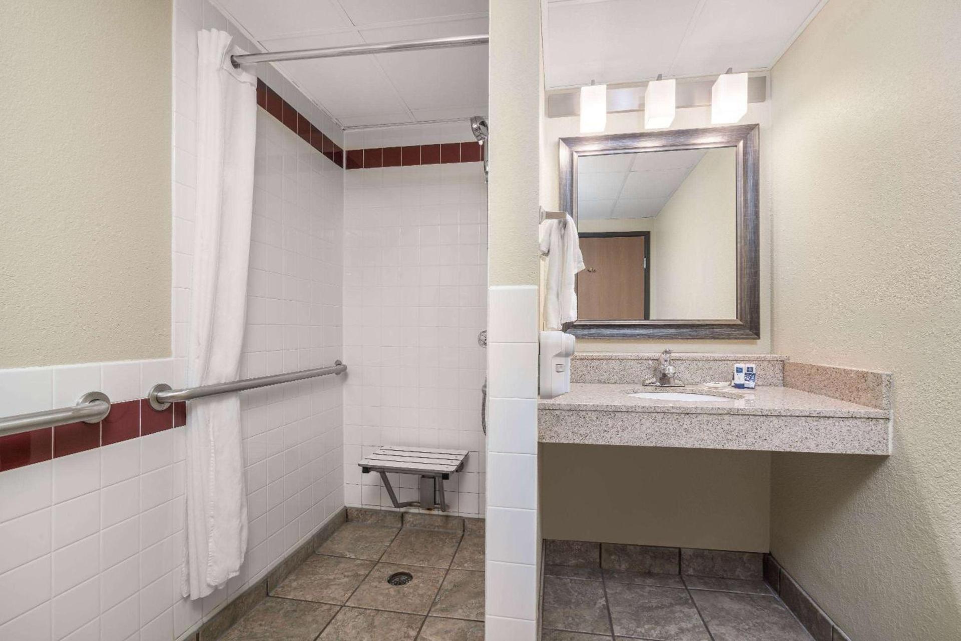 AmericInn by Wyndham Fargo West Acres photo 9