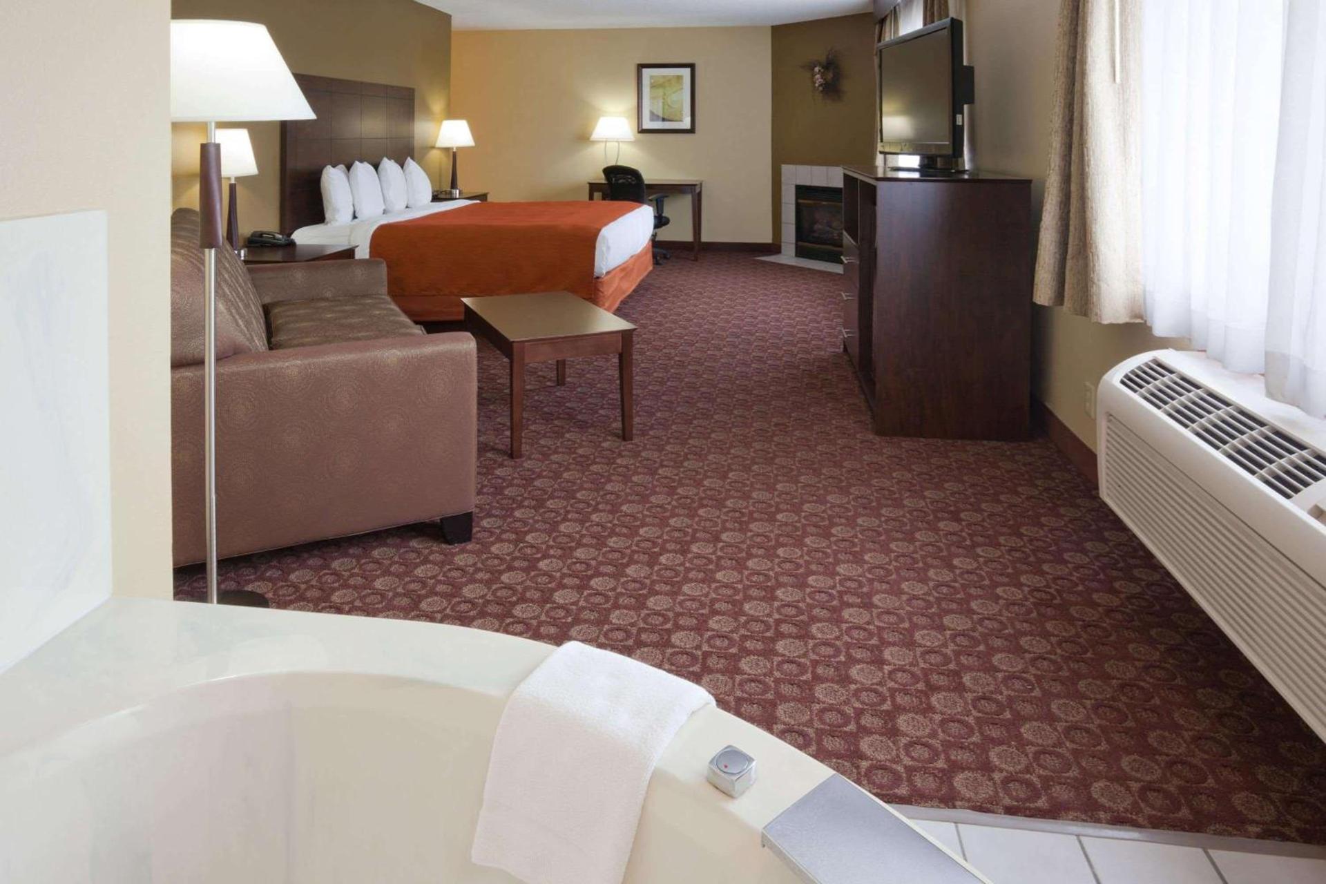 AmericInn by Wyndham Blue Earth photo 32