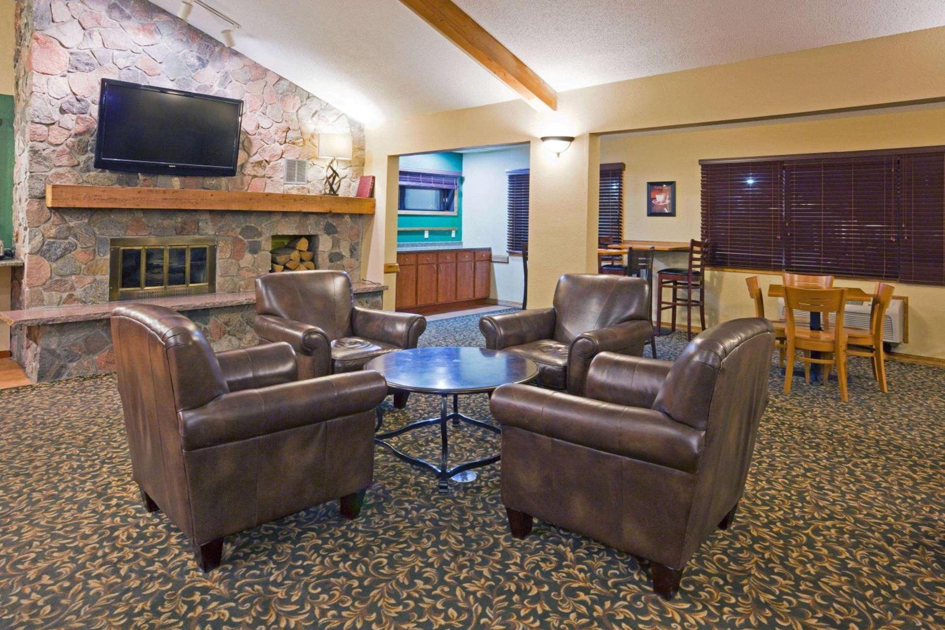AmericInn by Wyndham Fargo West Acres photo 3