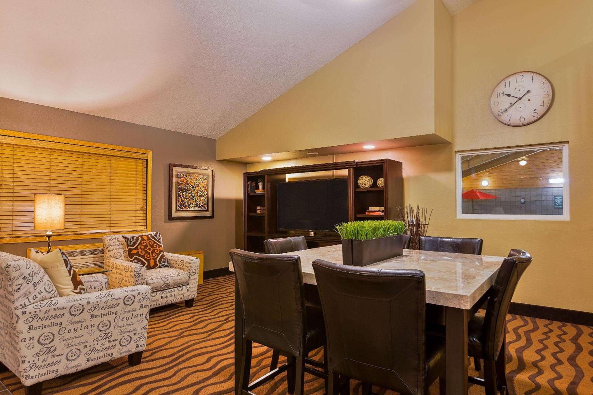 AmericInn by Wyndham Algona photo 29