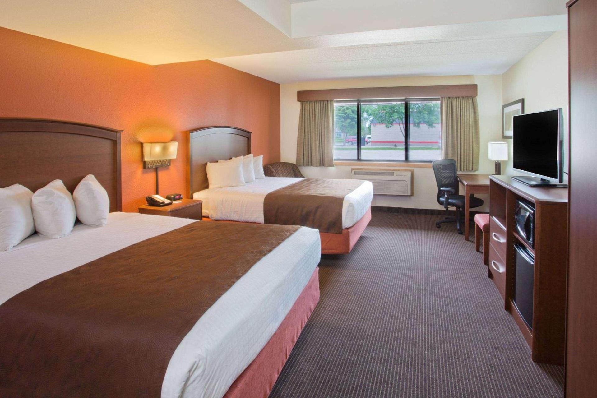 AmericInn by Wyndham Grand Forks photo 9