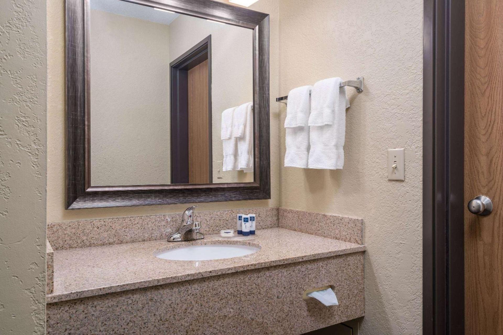 AmericInn by Wyndham Fargo West Acres photo 10
