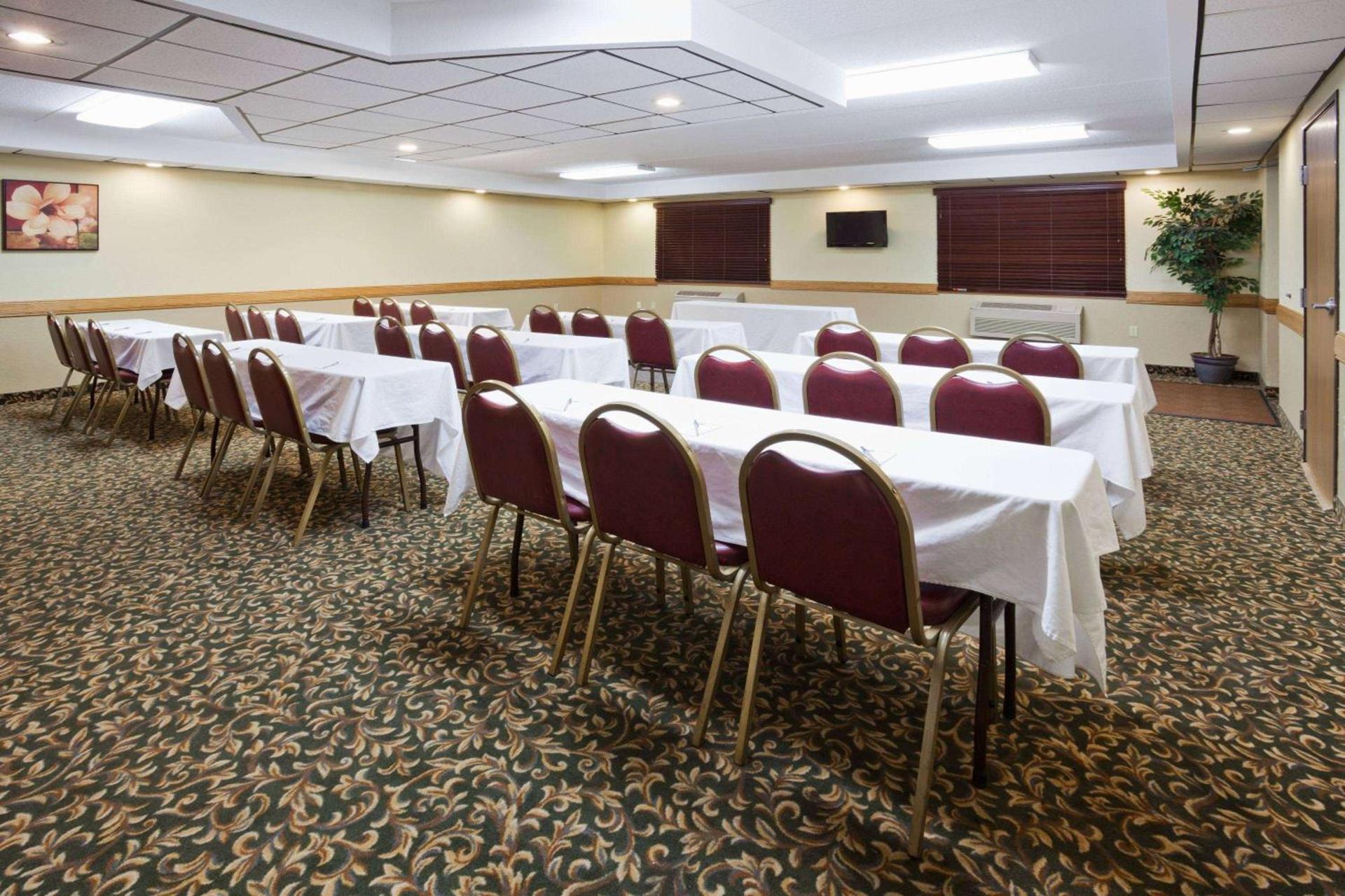 AmericInn by Wyndham Fargo West Acres photo 16