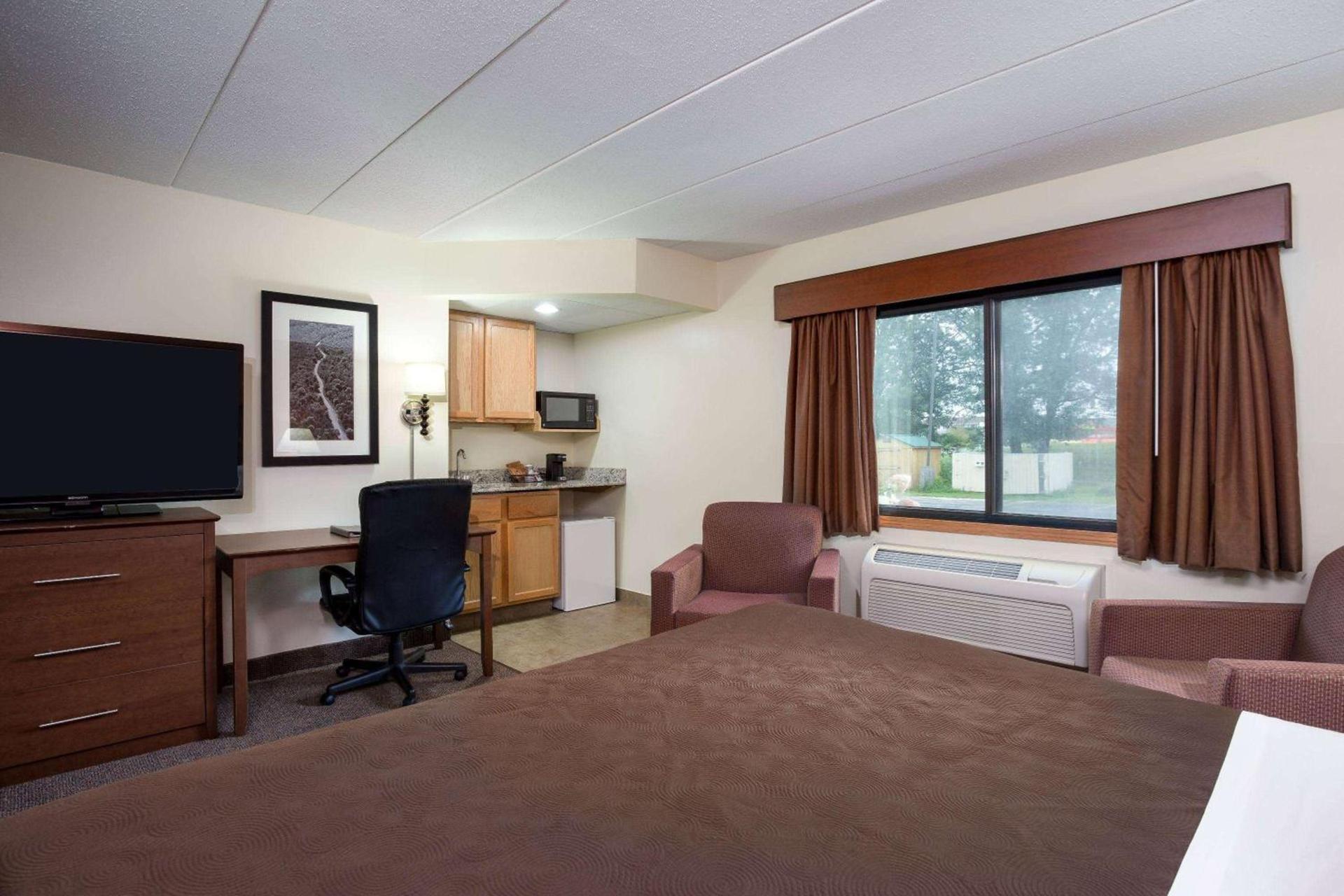 AmericInn by Wyndham Tomah photo 9