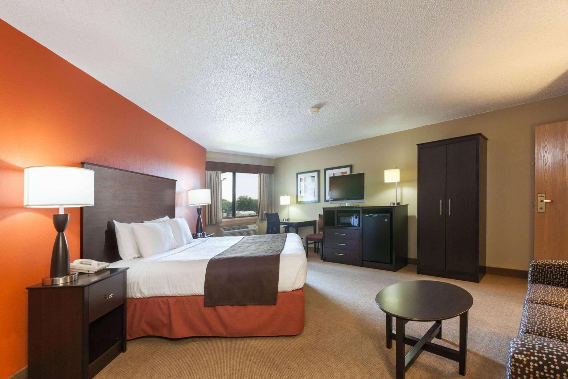 AmericInn by Wyndham Algona photo 28