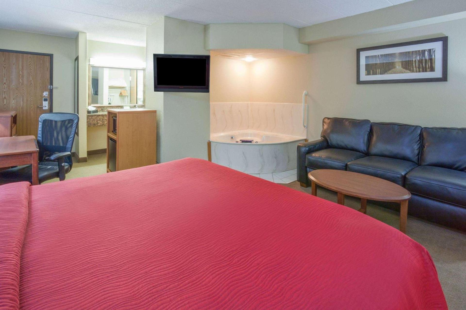 AmericInn by Wyndham Roseau photo 30