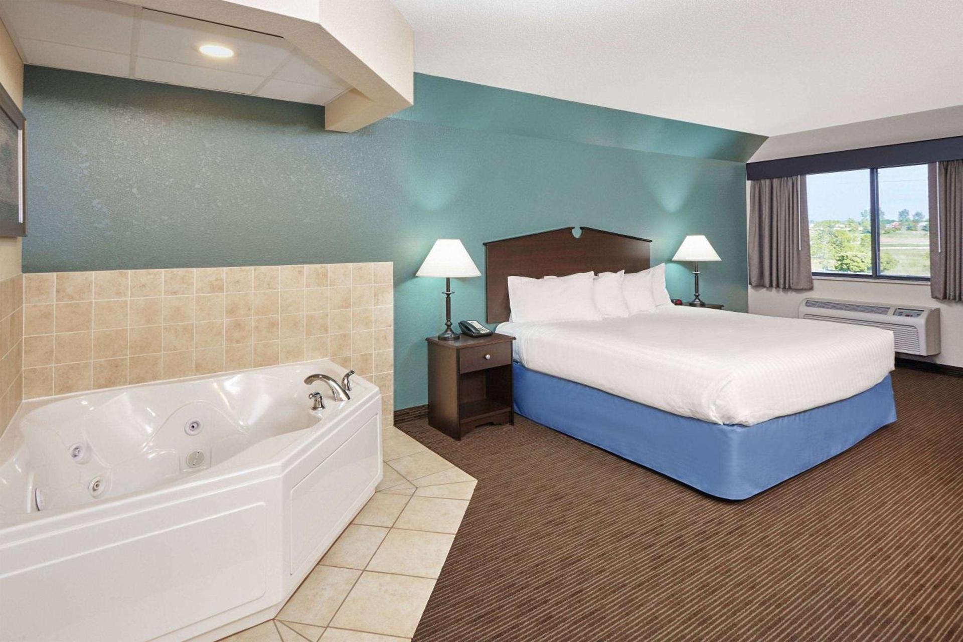 AmericInn by Wyndham Green Bay East photo 8