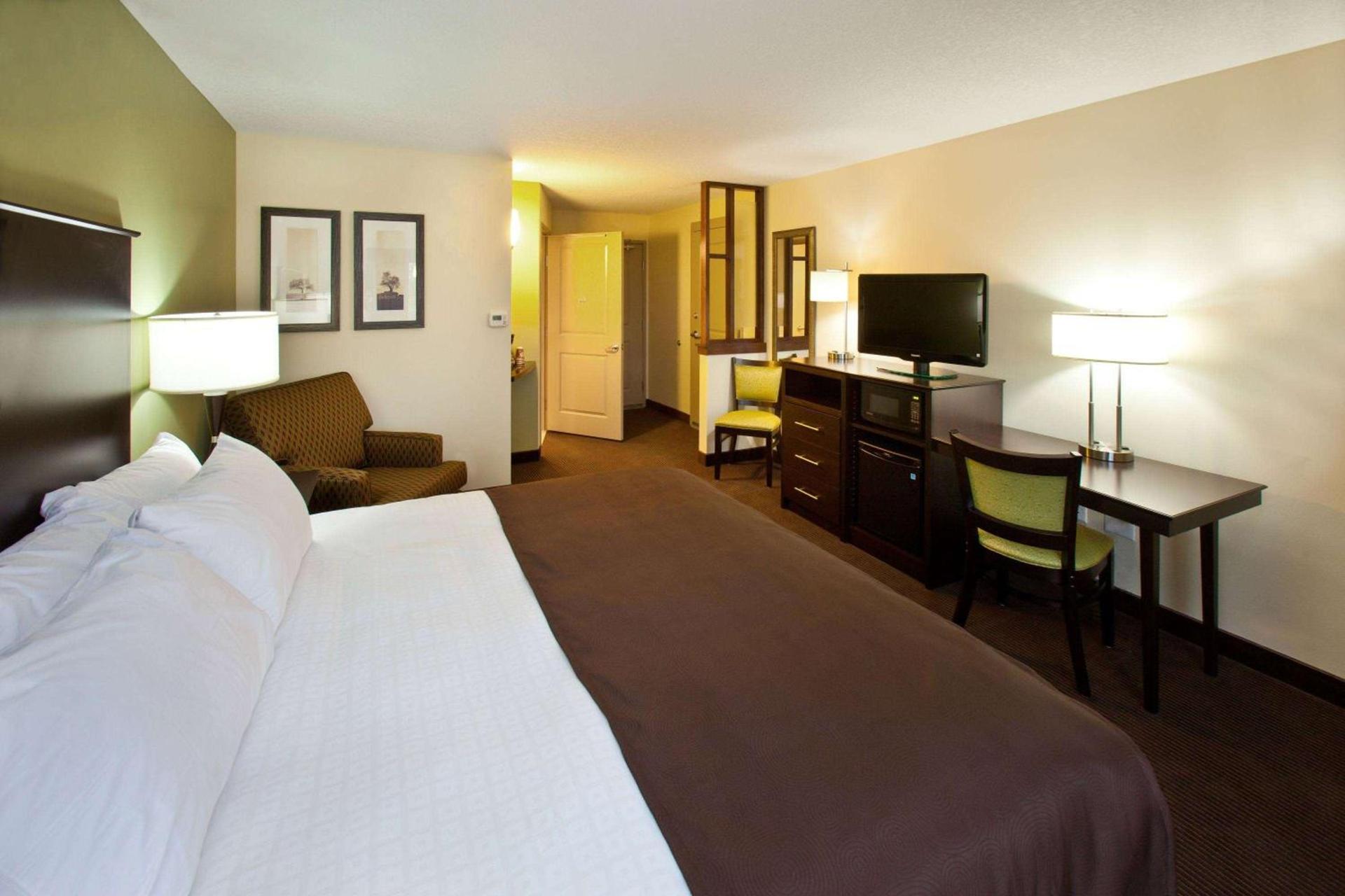 AmericInn by Wyndham Fairfield photo 51