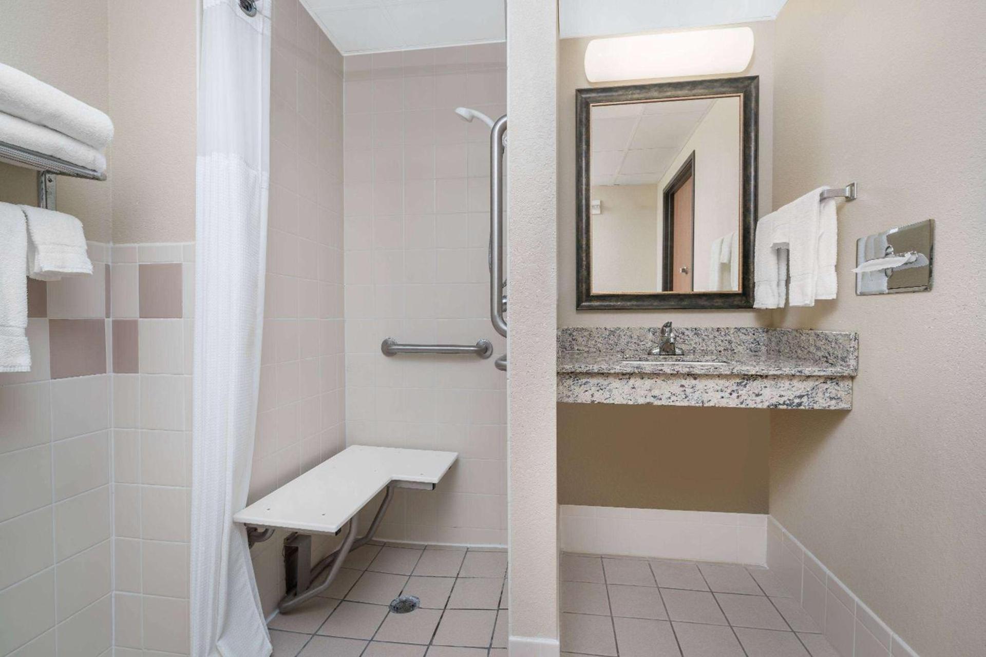 AmericInn by Wyndham Fort Dodge photo 12