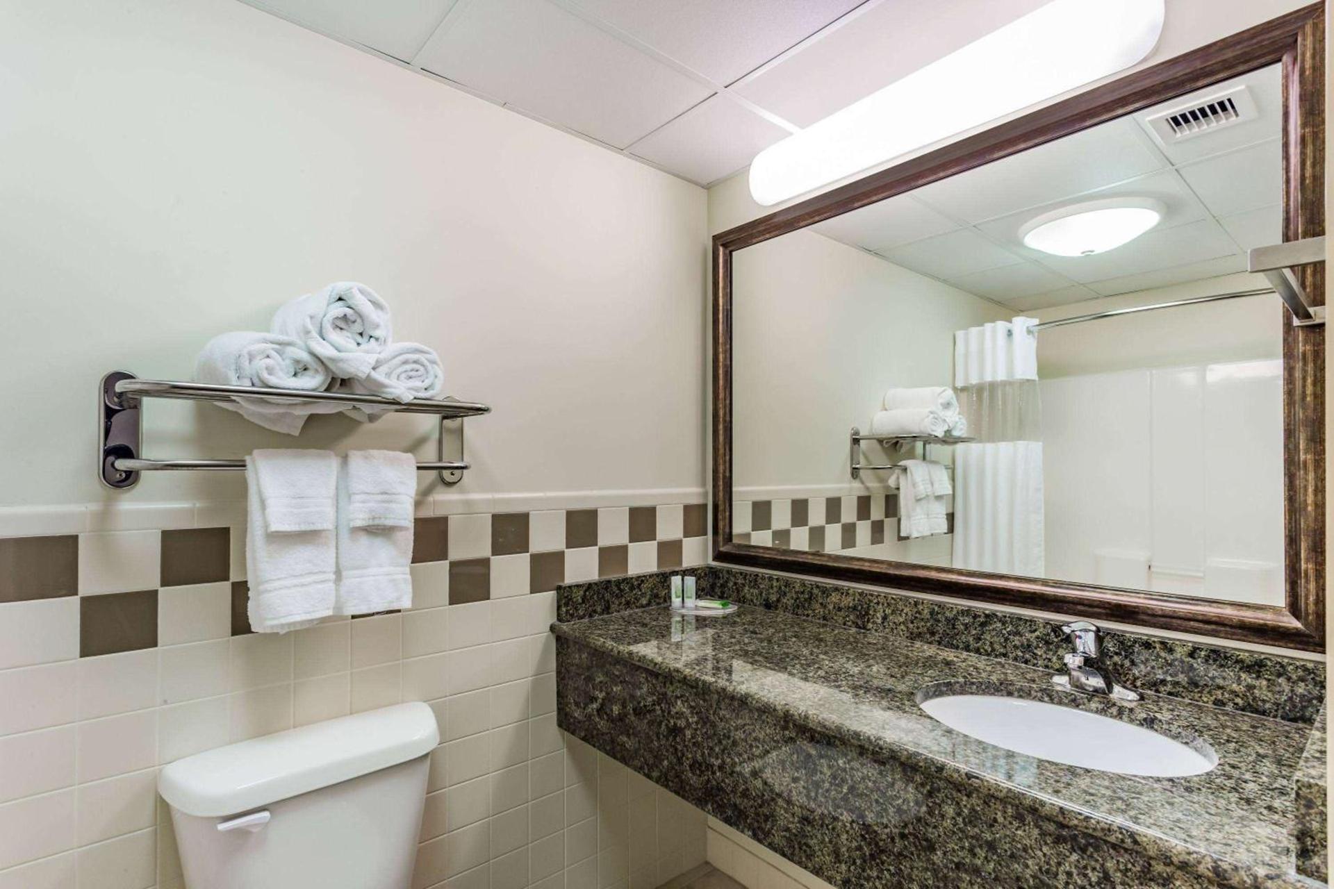 AmericInn by Wyndham Fort Pierre Conference Center photo 13