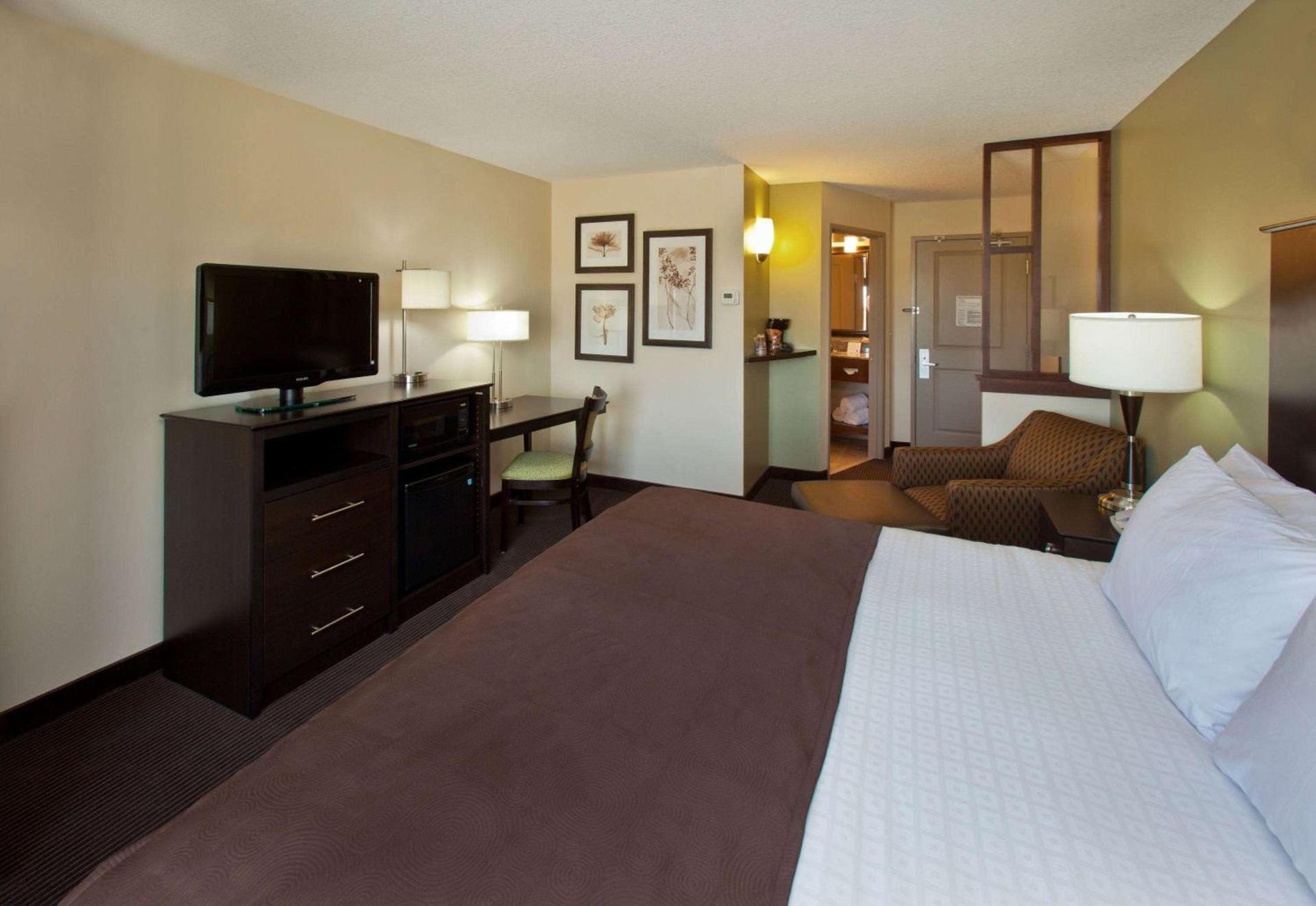 AmericInn by Wyndham Fairfield photo 36