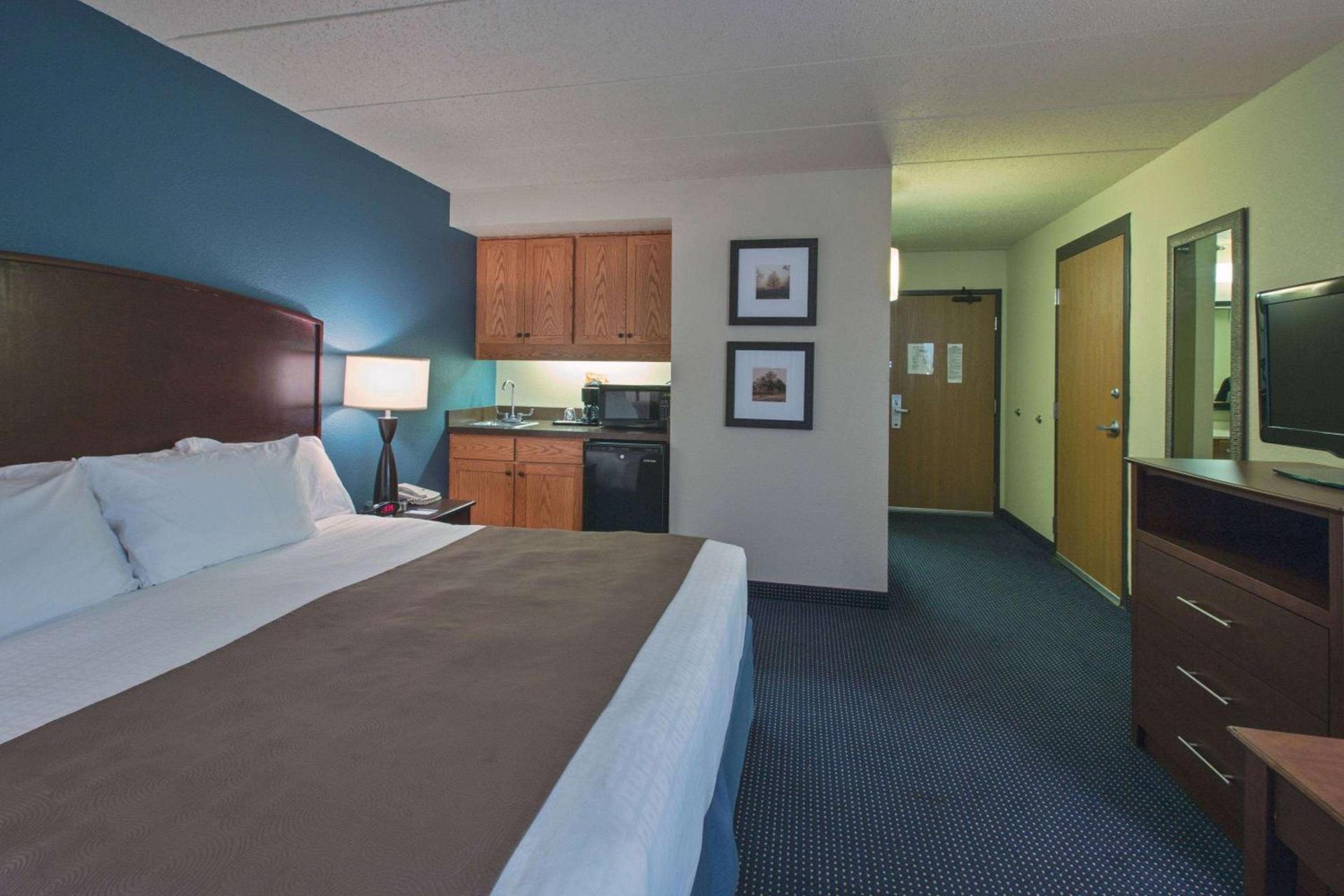 AmericInn by Wyndham Fort Dodge photo 15