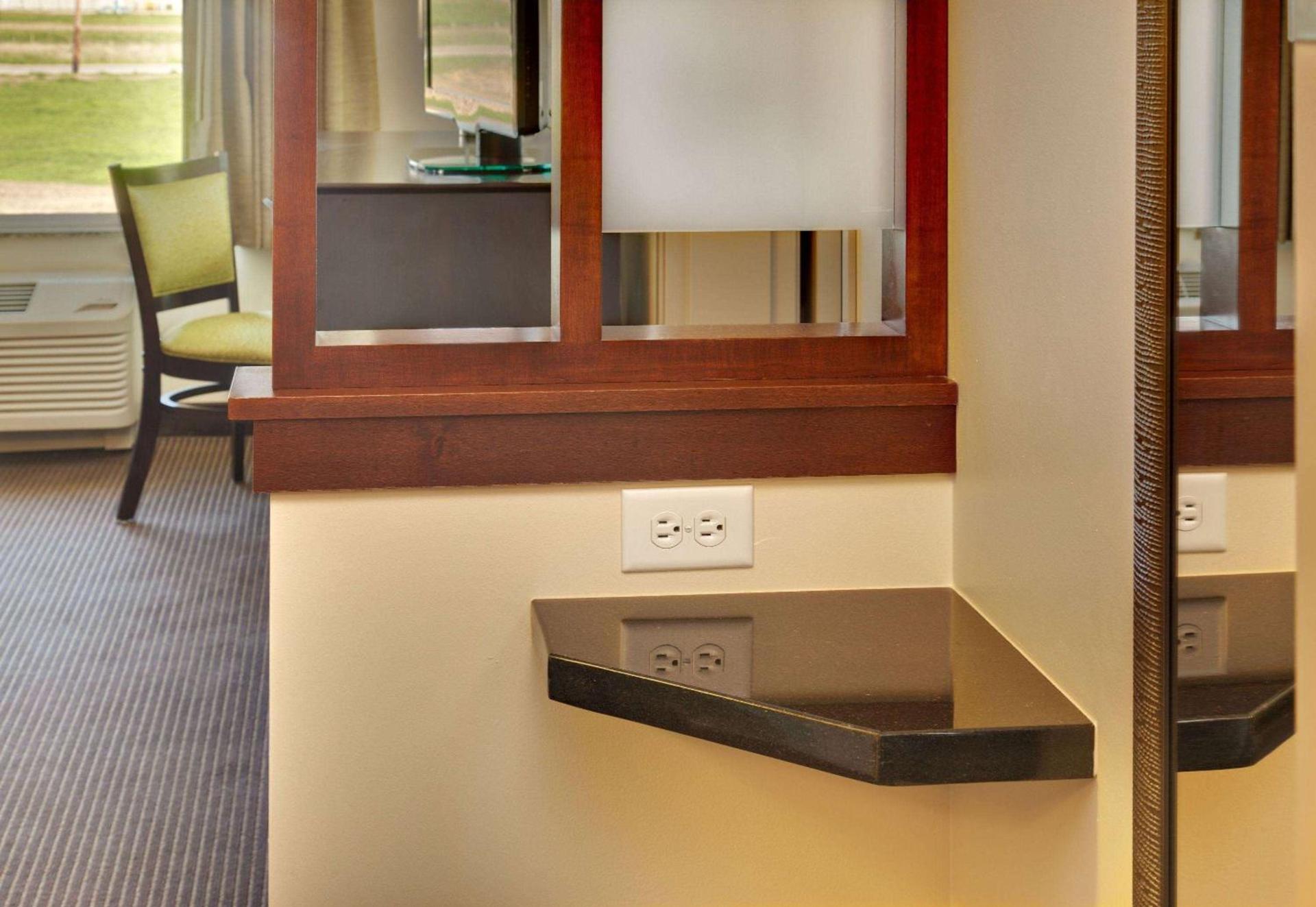 AmericInn by Wyndham Fairfield photo 33