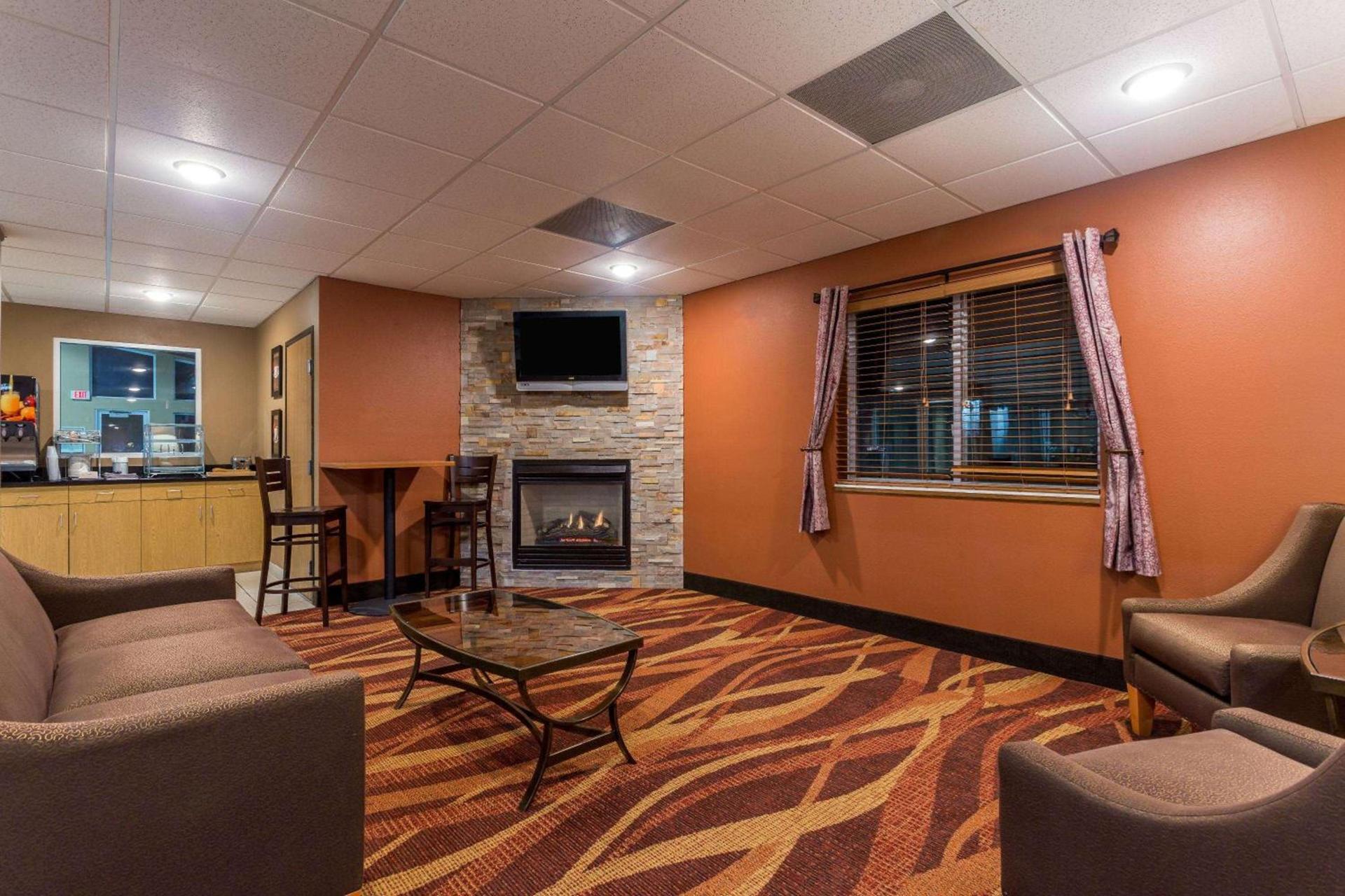 AmericInn by Wyndham Boscobel photo 32