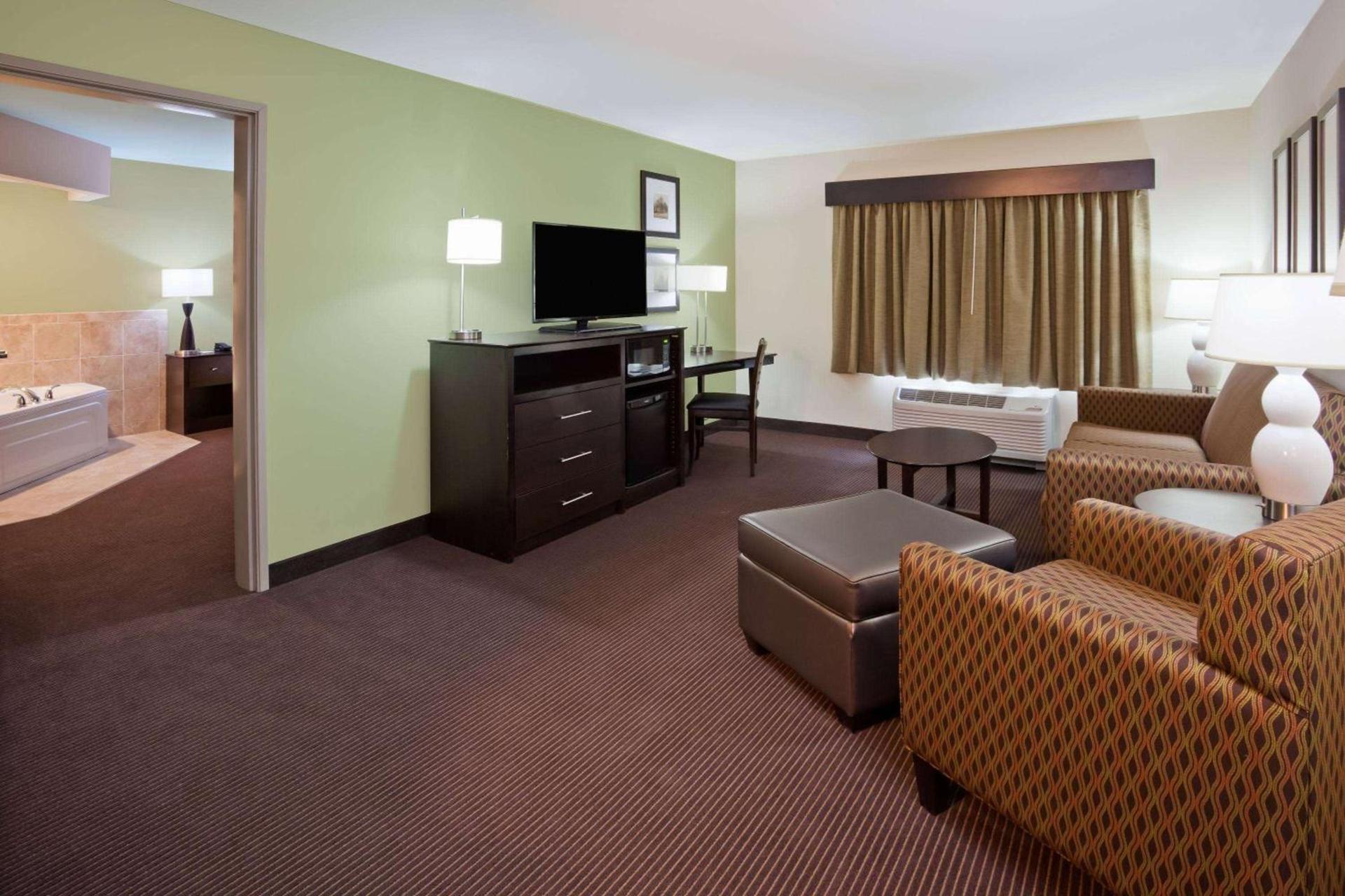 AmericInn by Wyndham DeWitt photo 17