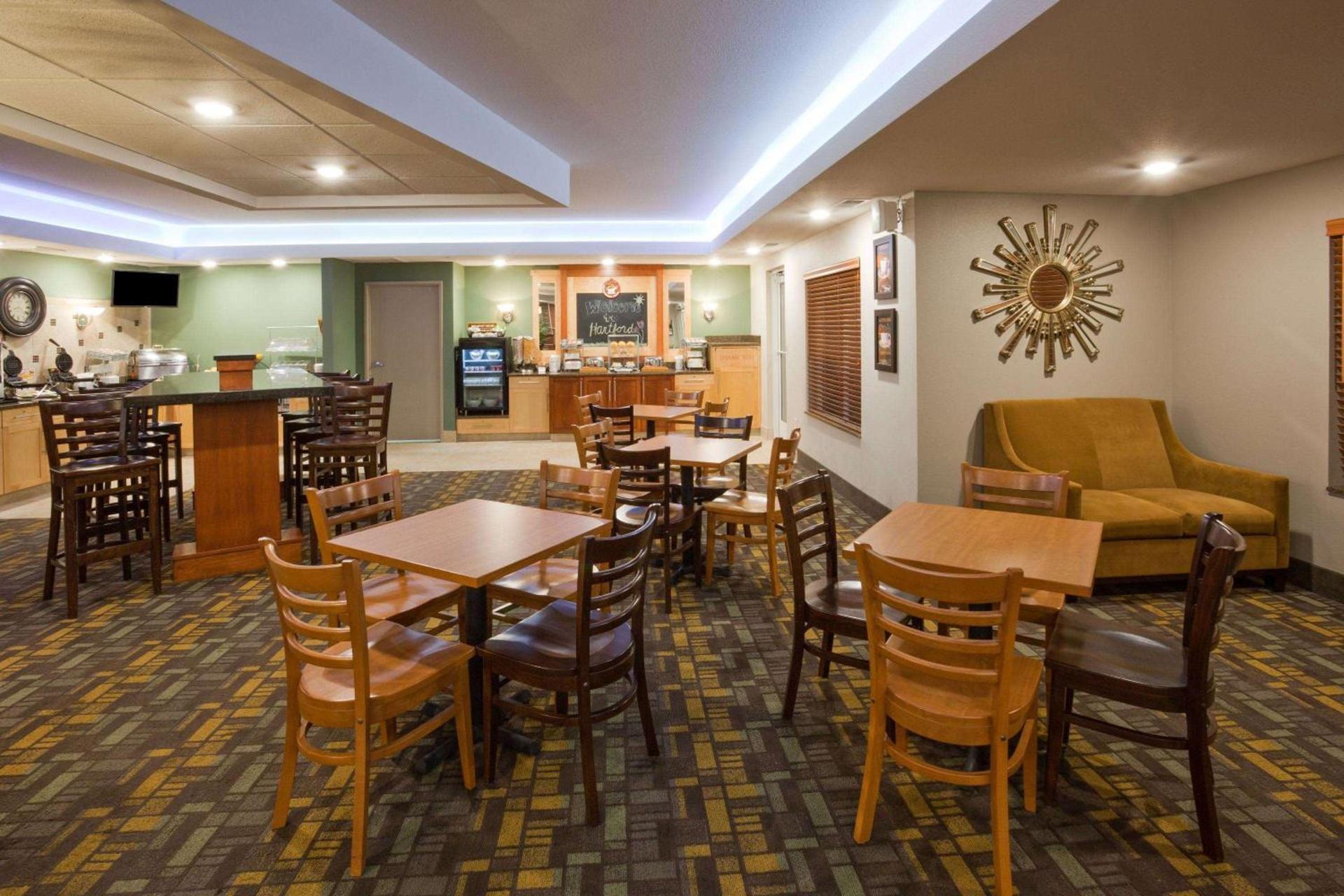 AmericInn by Wyndham Hartford SD photo 3