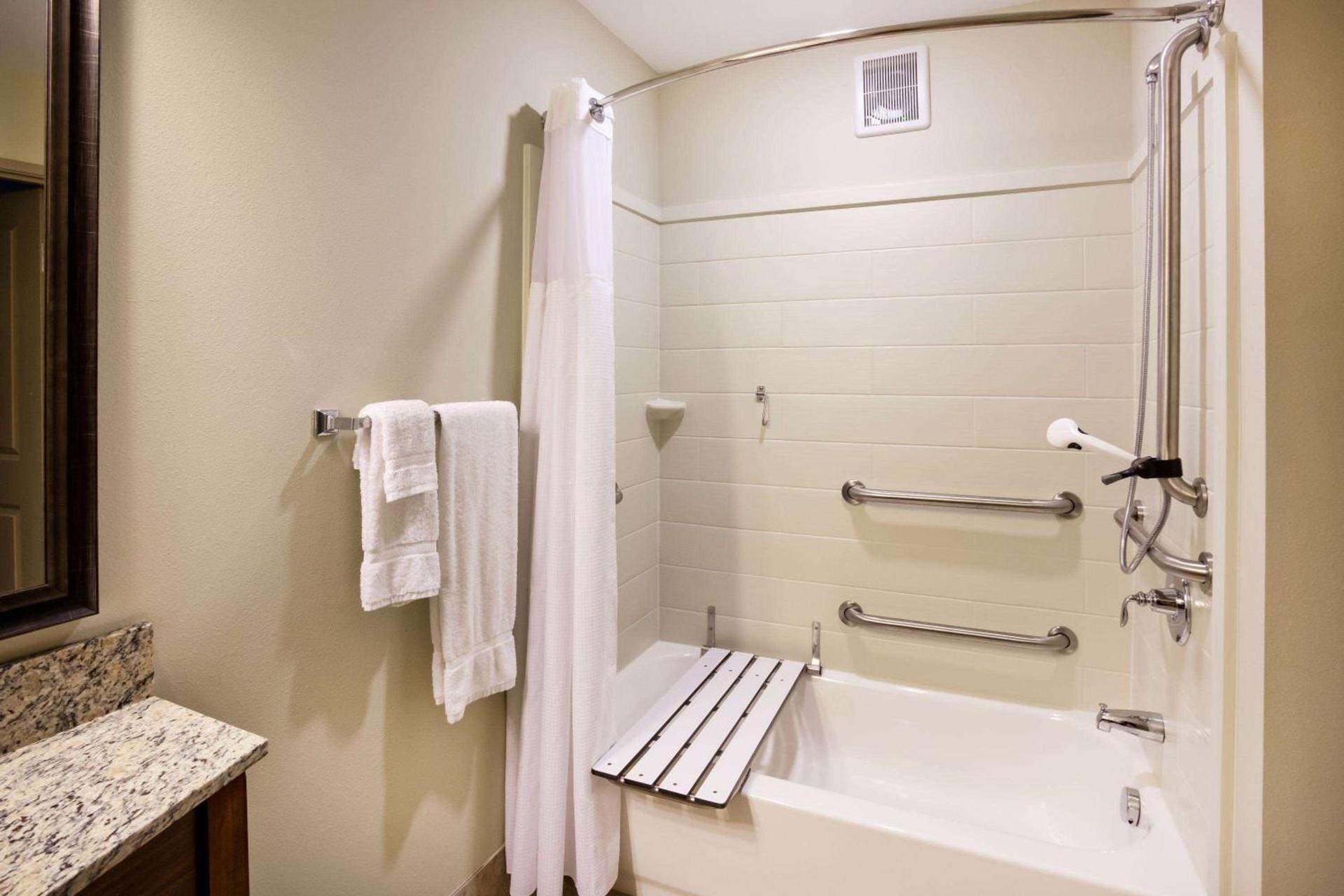 AmericInn by Wyndham DeWitt photo 9