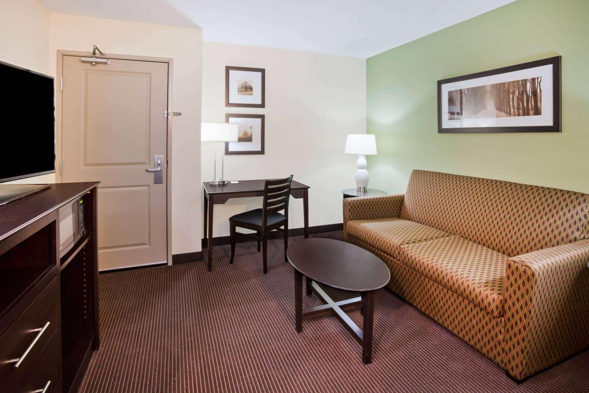 AmericInn by Wyndham DeWitt photo 15