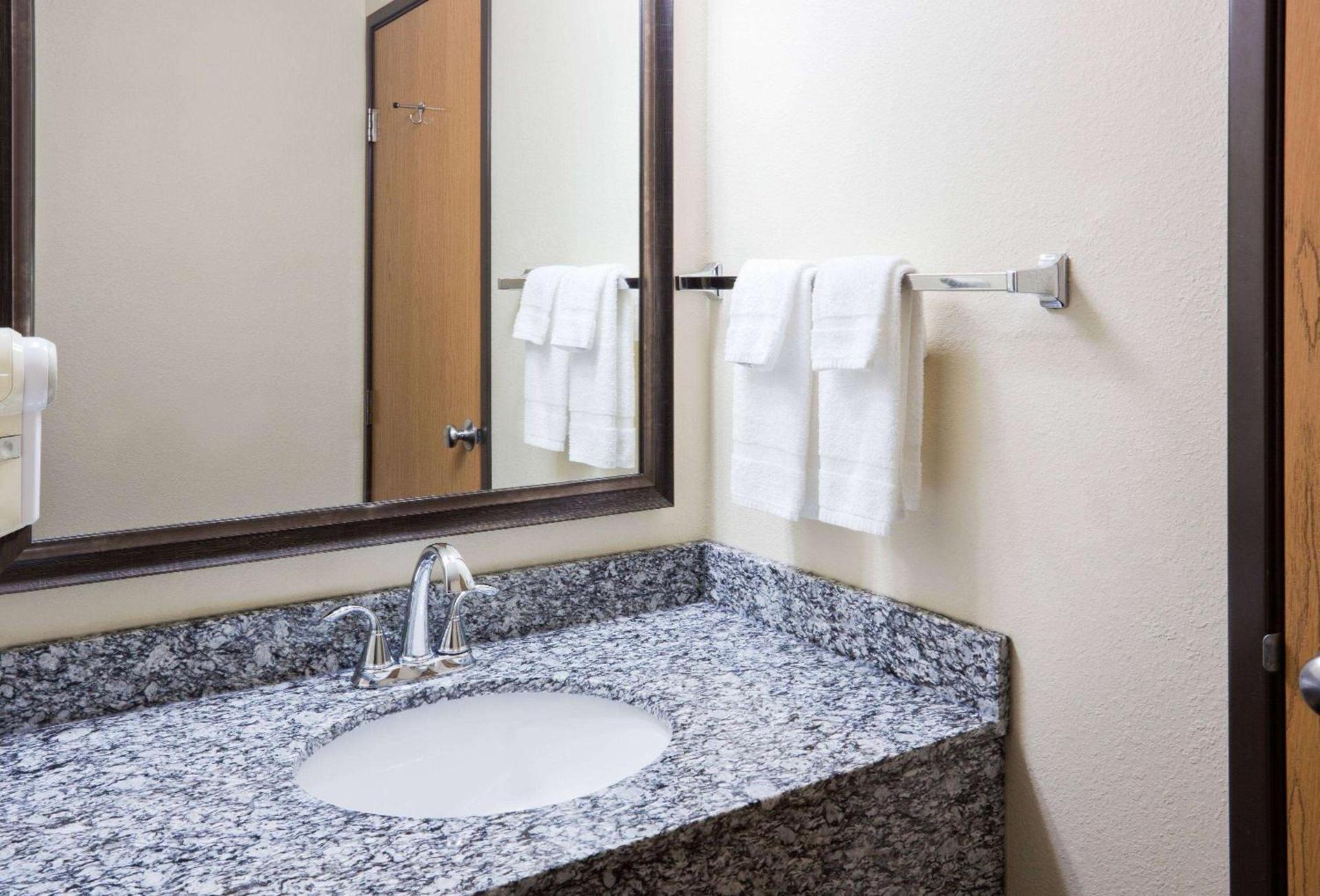 AmericInn by Wyndham Sartell photo 8