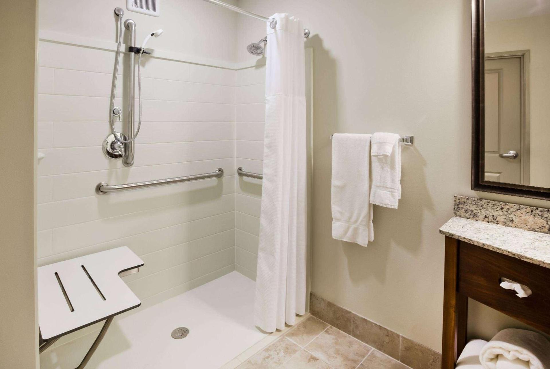 AmericInn by Wyndham DeWitt photo 10