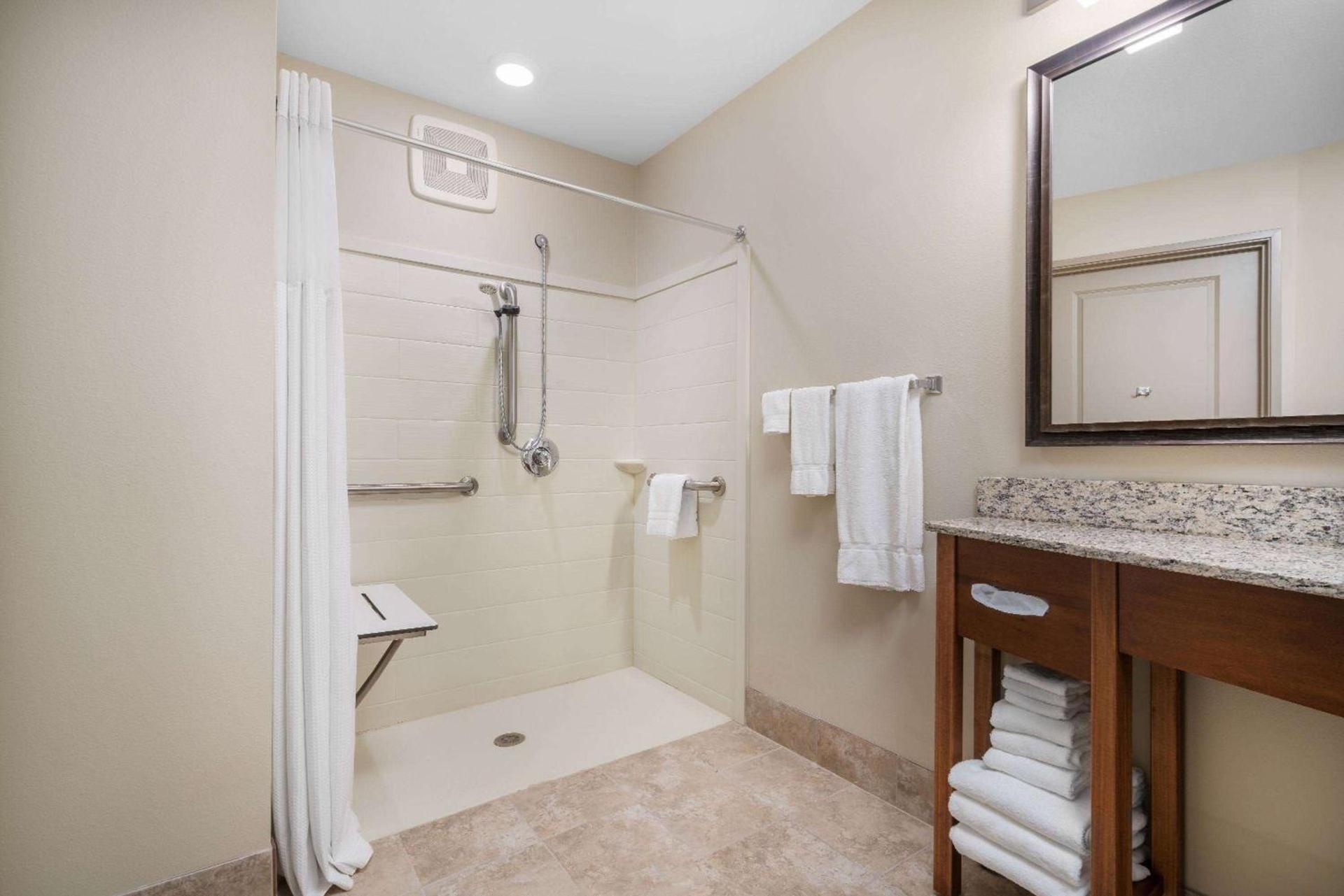 AmericInn by Wyndham Hartford SD photo 13