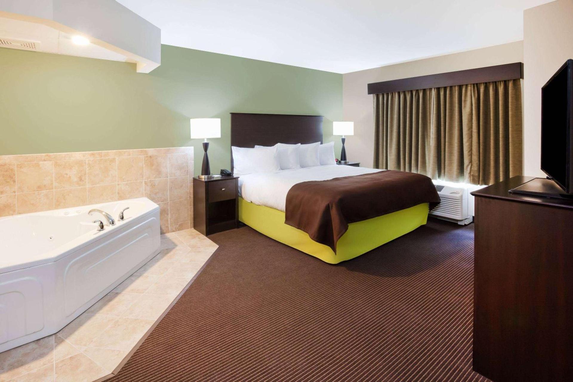 AmericInn by Wyndham DeWitt photo 16