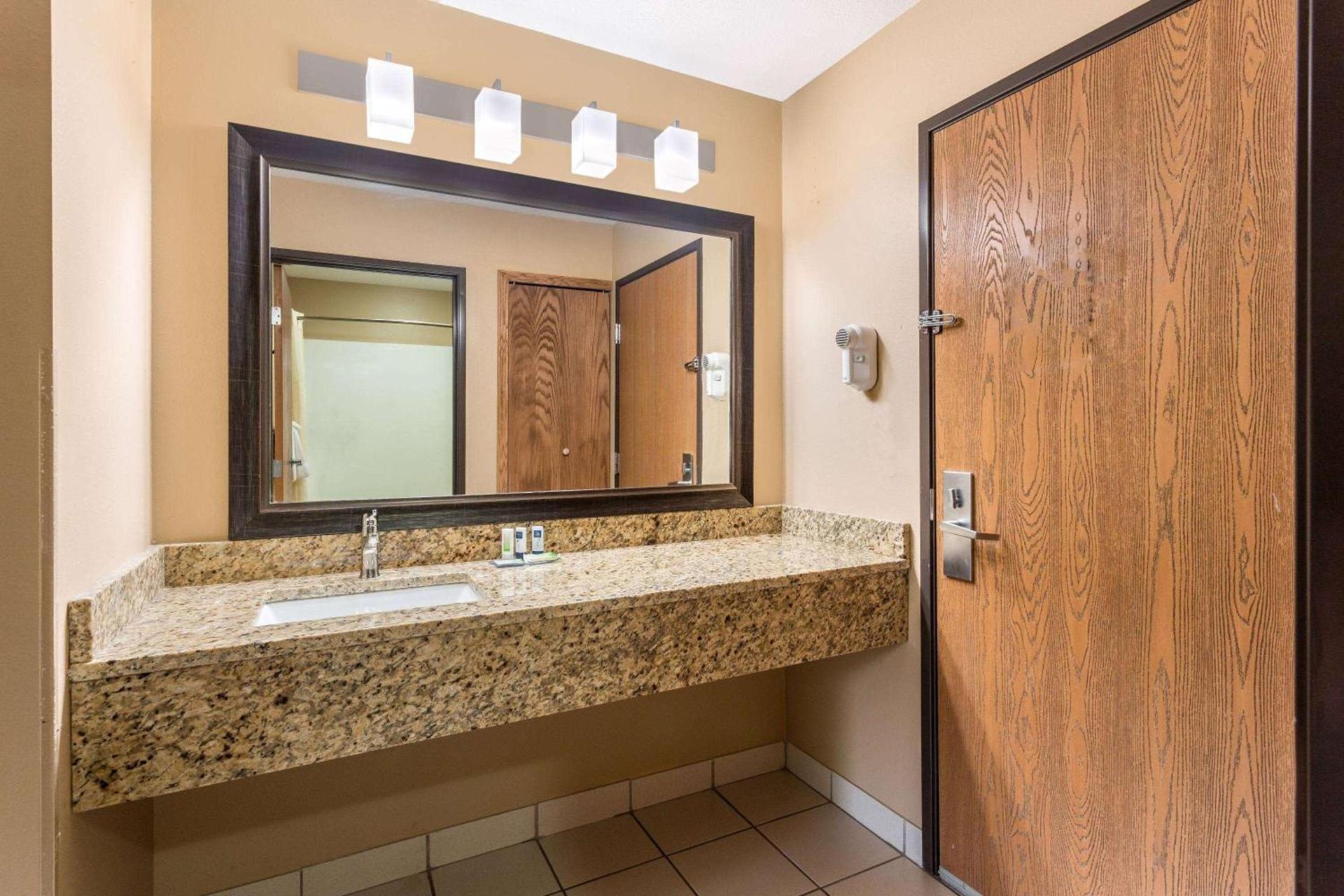 AmericInn by Wyndham Boscobel photo 45