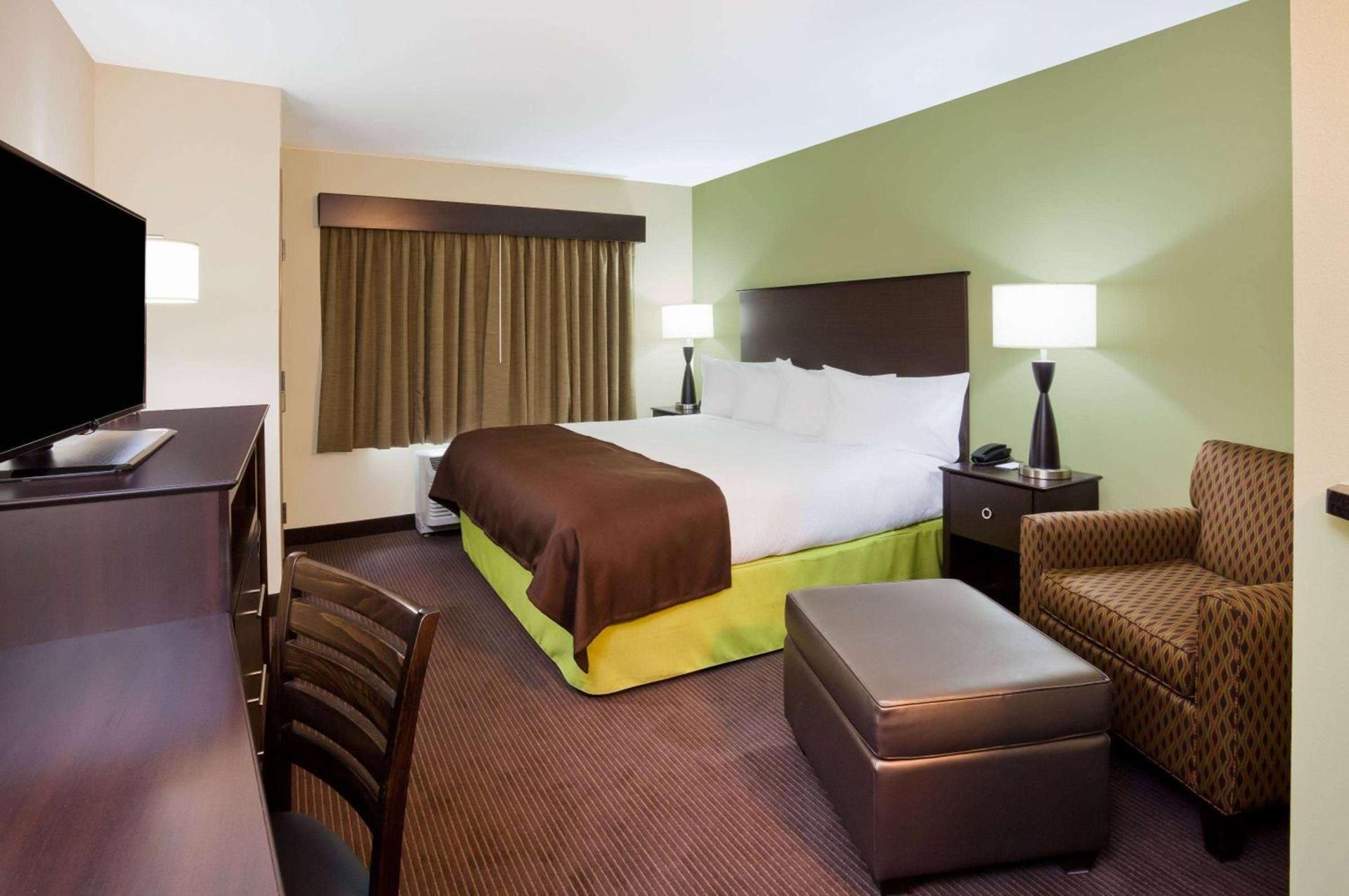AmericInn by Wyndham DeWitt photo 8