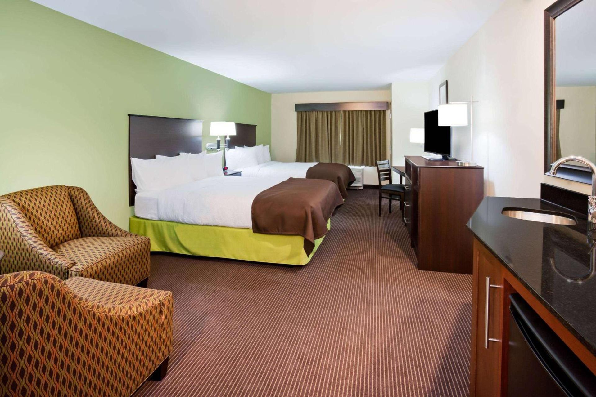 AmericInn by Wyndham DeWitt photo 12