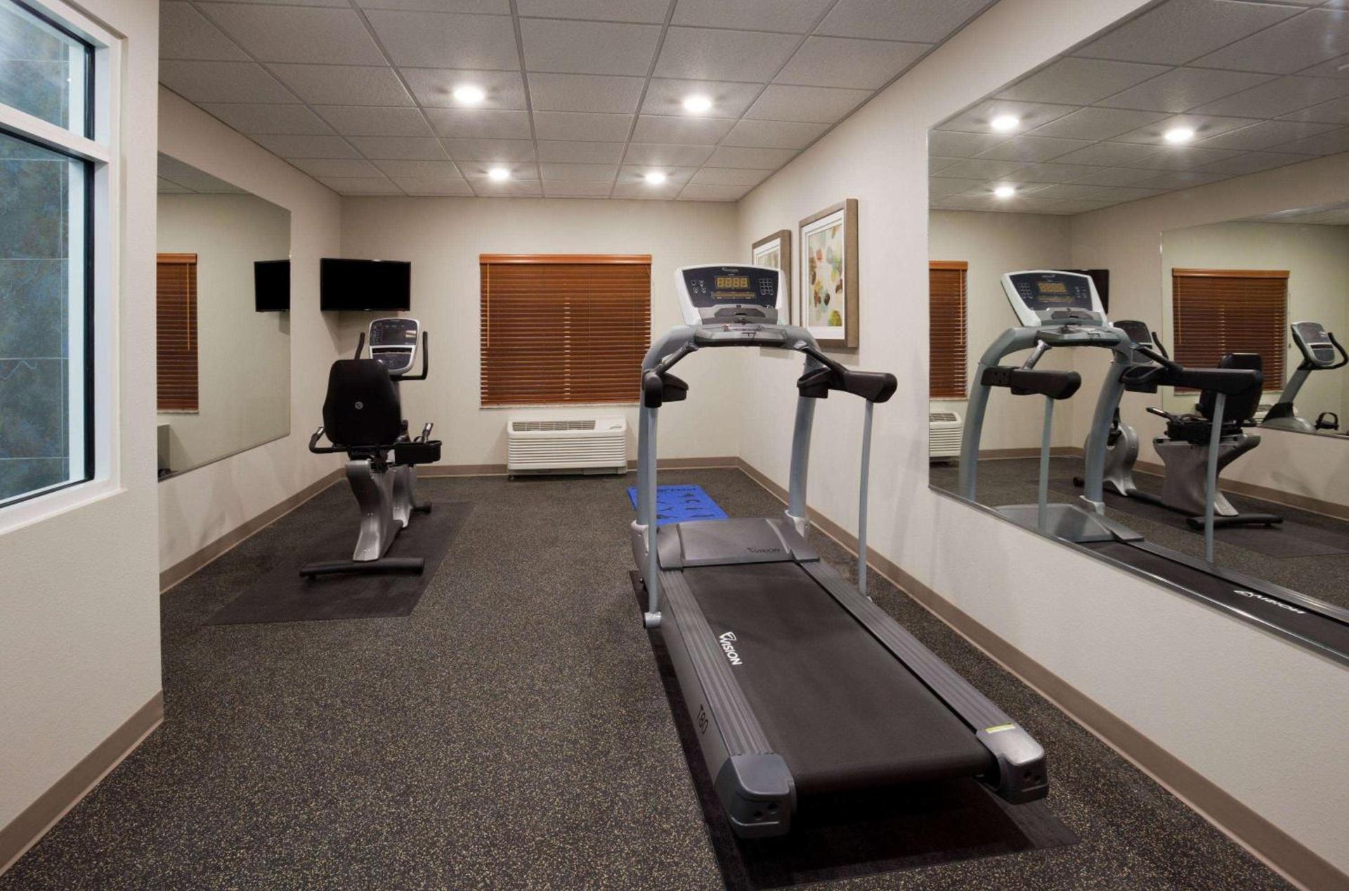 AmericInn by Wyndham Hartford SD photo 8