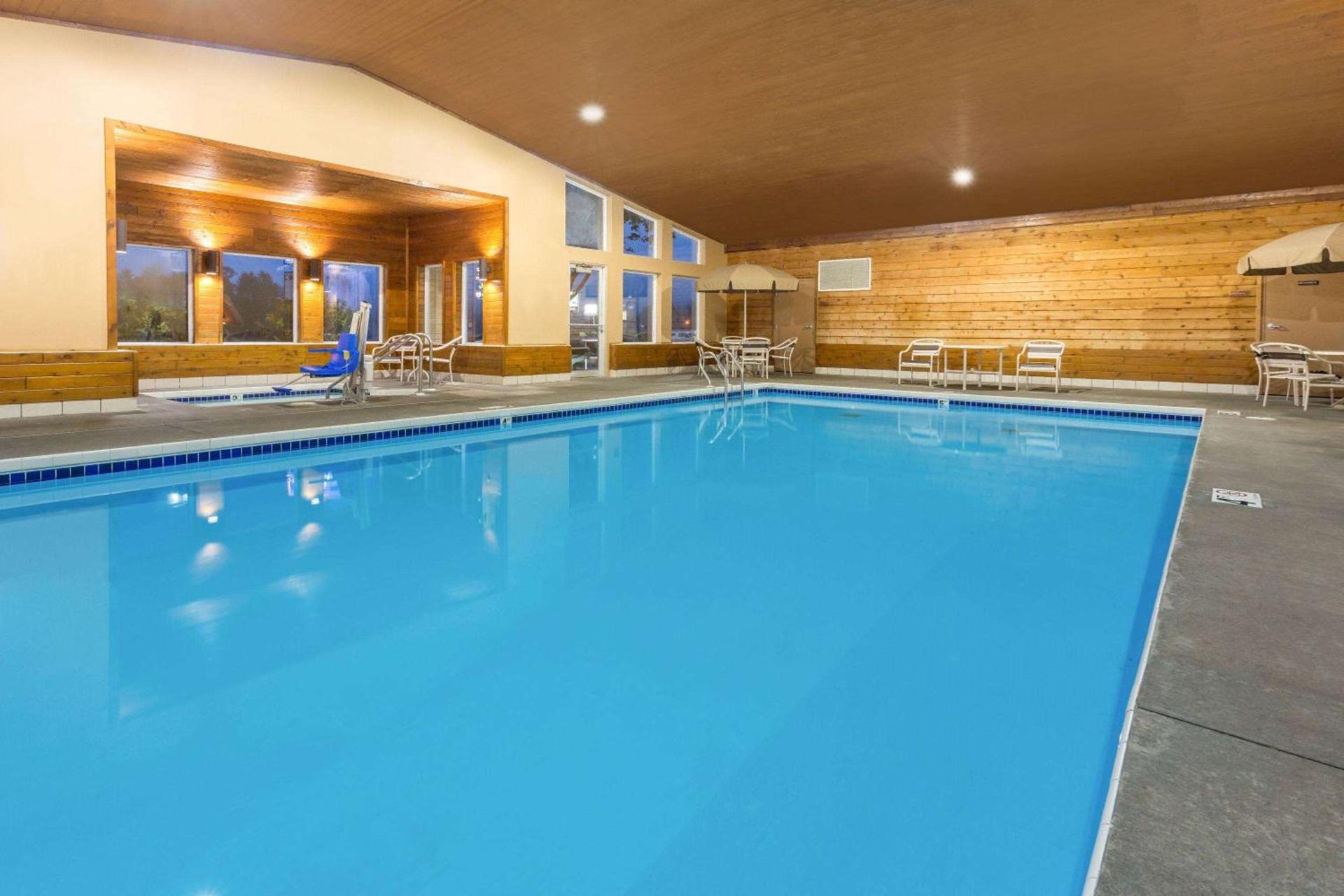 AmericInn by Wyndham Boscobel photo 37