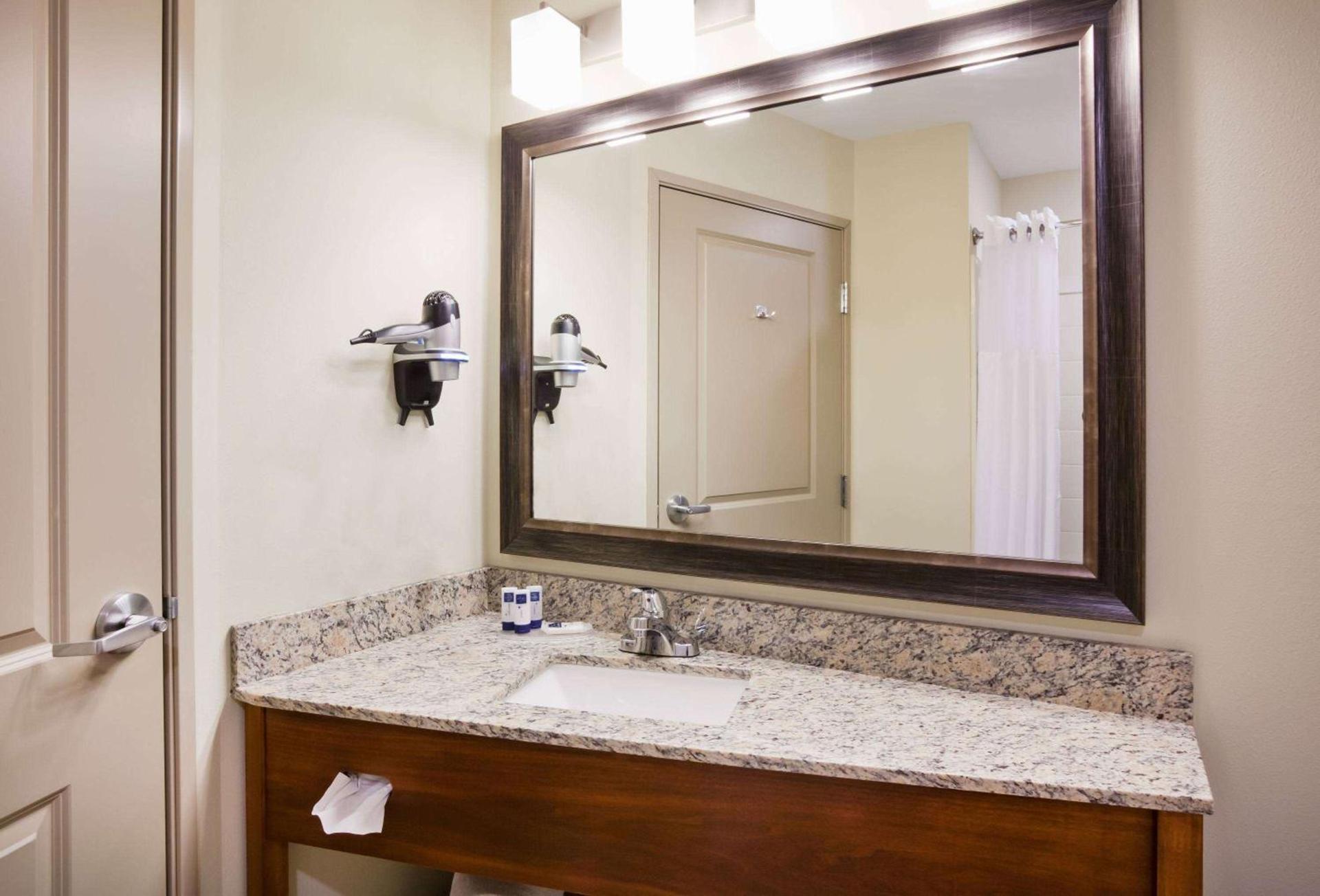 AmericInn by Wyndham DeWitt photo 14