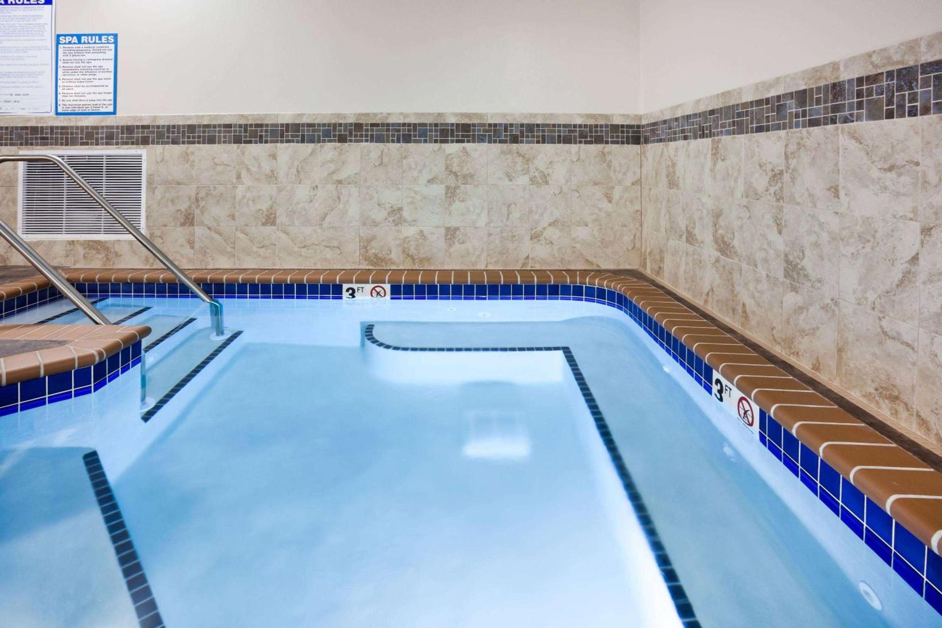 AmericInn by Wyndham DeWitt photo 4