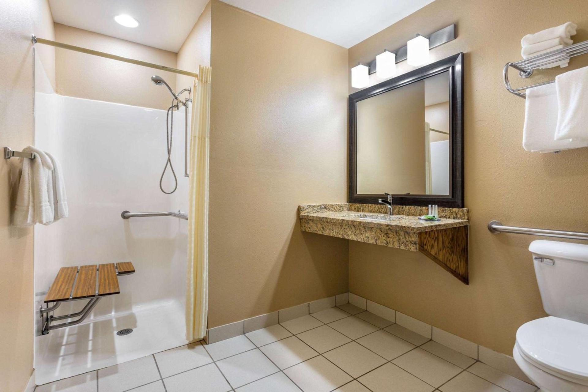 AmericInn by Wyndham Boscobel photo 9