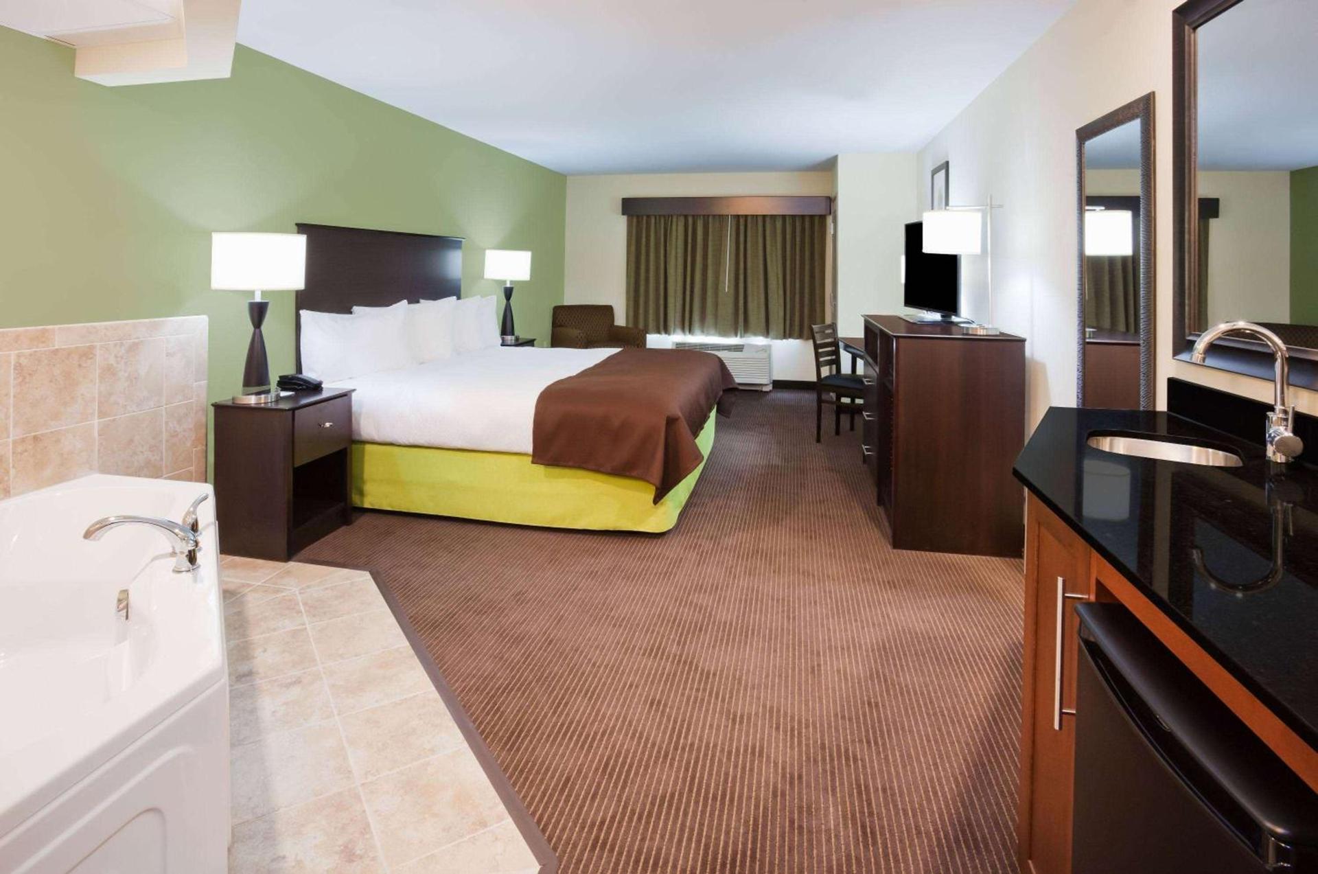 AmericInn by Wyndham DeWitt photo 18
