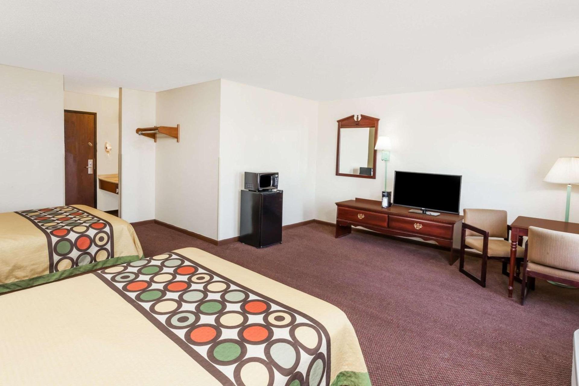Super 8 by Wyndham Lincoln photo 10