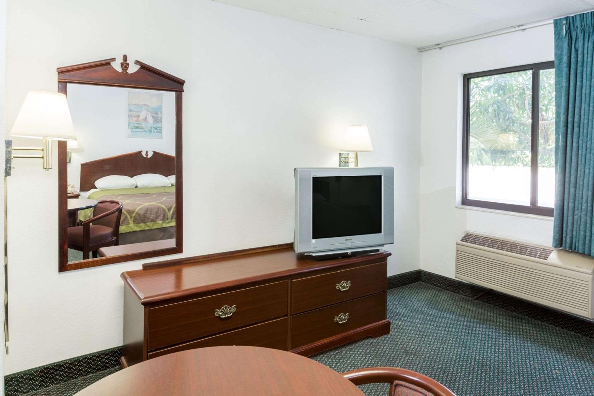 Super 8 by Wyndham Pompano Beach photo 12