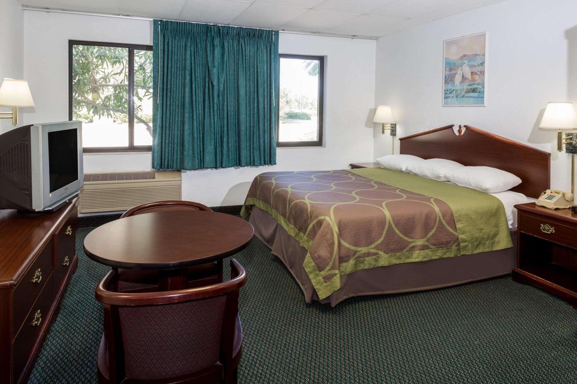 Super 8 by Wyndham Pompano Beach photo 9