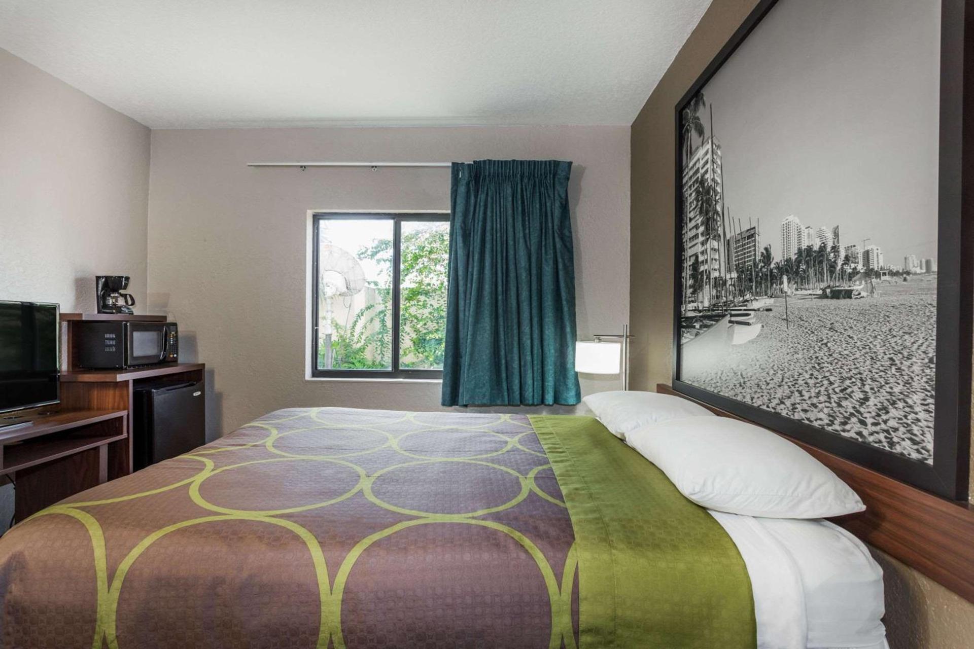 Super 8 by Wyndham Pompano Beach photo 11